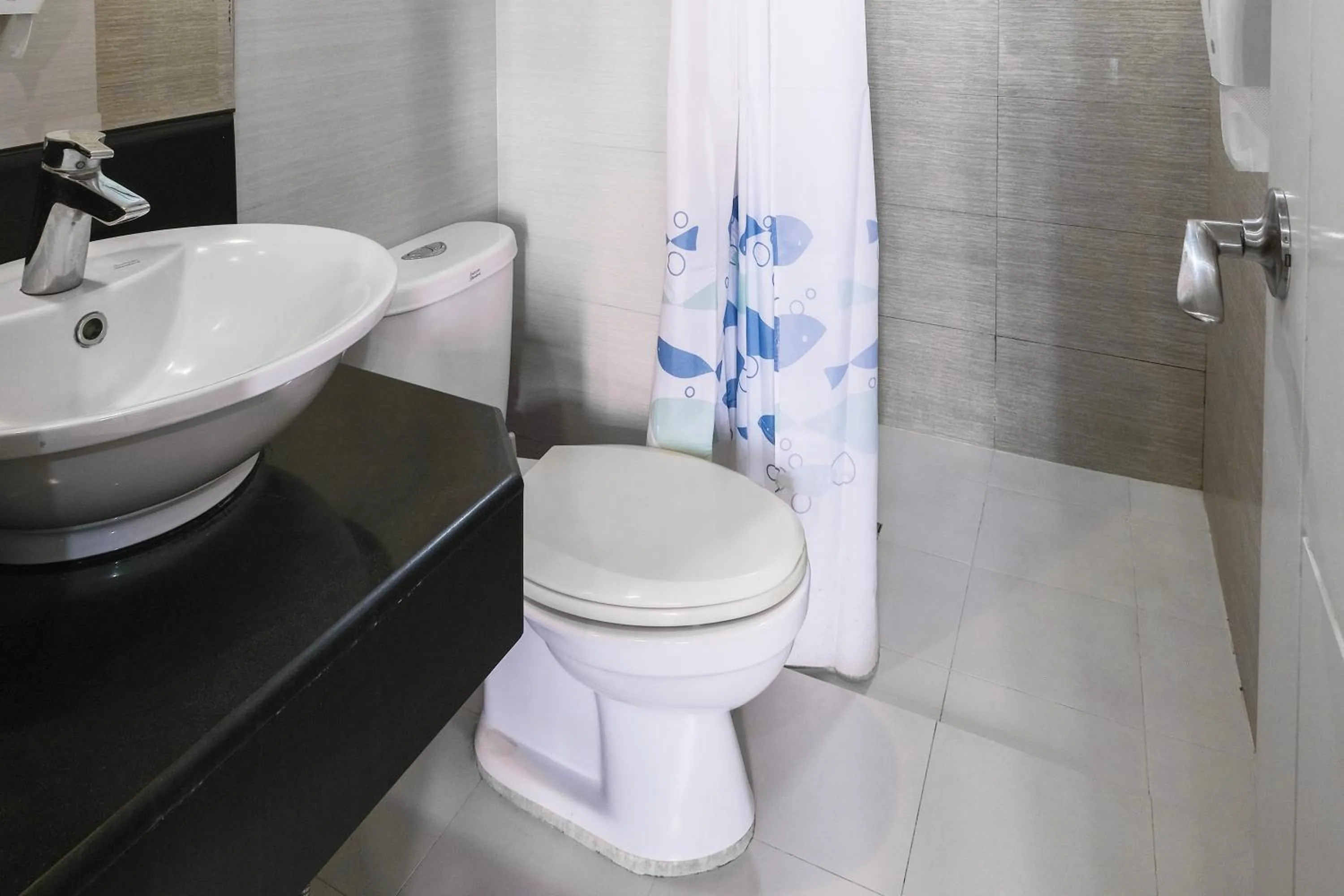 Bathroom in Tess and Tessha Condotel near T3 Airport