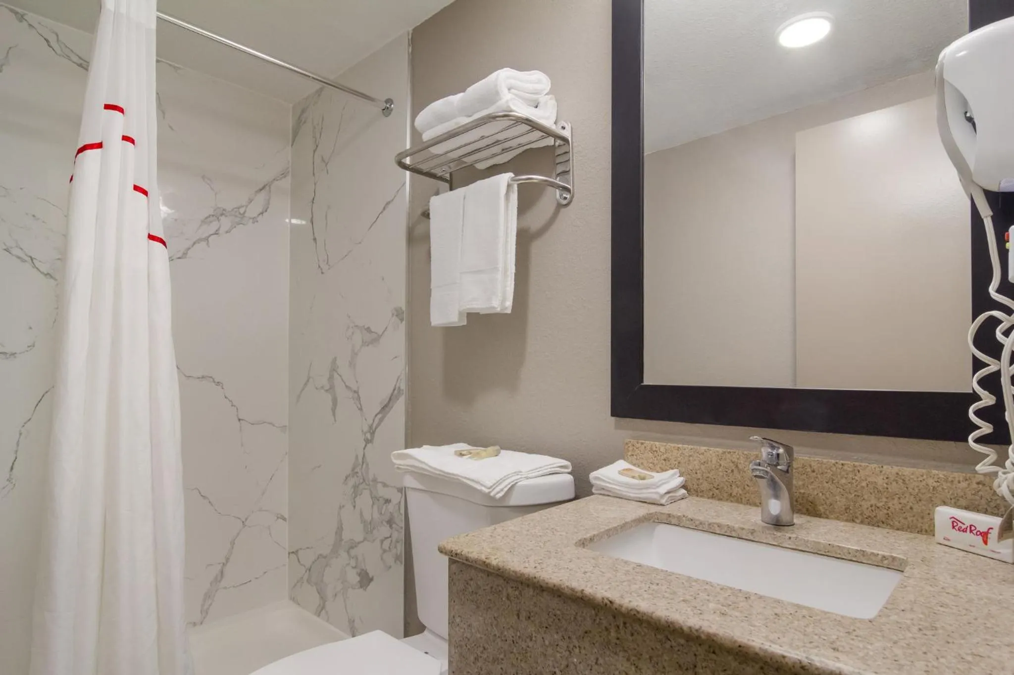 Bathroom in Red Roof Inn & Suites Brunswick I-95