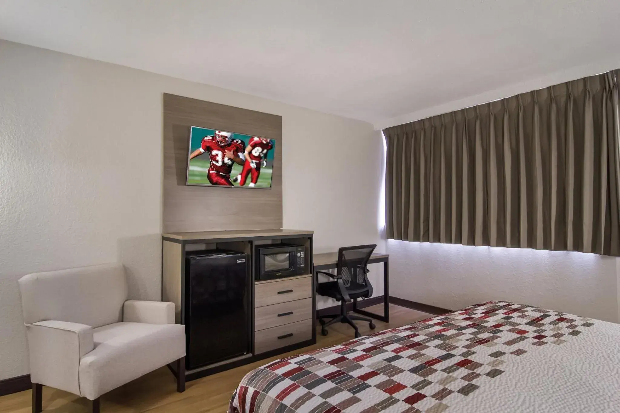 Bedroom, Bed in Red Roof Inn & Suites Brunswick I-95 Bedroom, Bed in Red Roof Inn & Suites Brunswick I-95