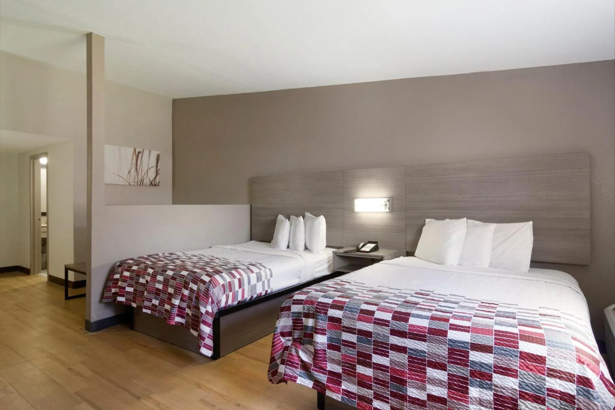 Bedroom, Bed in Red Roof Inn & Suites Brunswick I-95