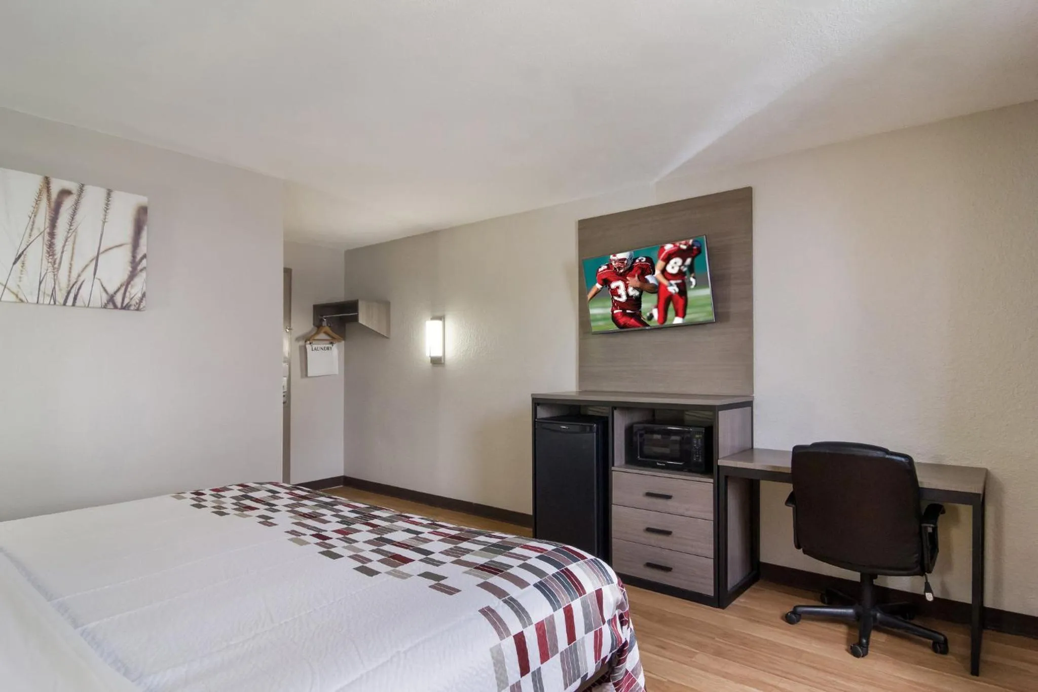 Photo of the whole room, Bed in Red Roof Inn & Suites Brunswick I-95