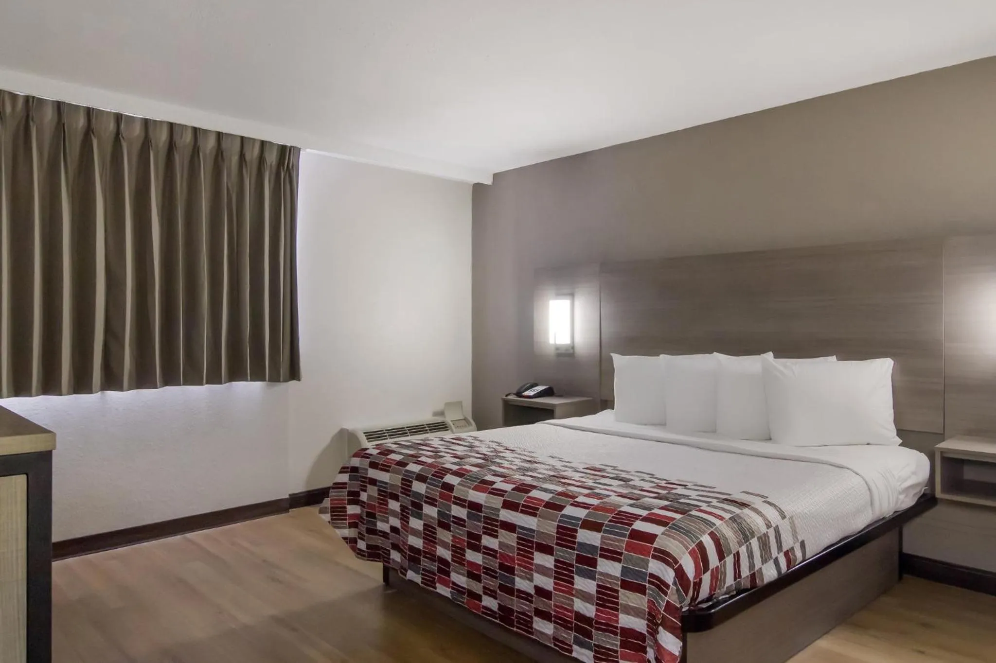 Bedroom, Bed in Red Roof Inn & Suites Brunswick I-95