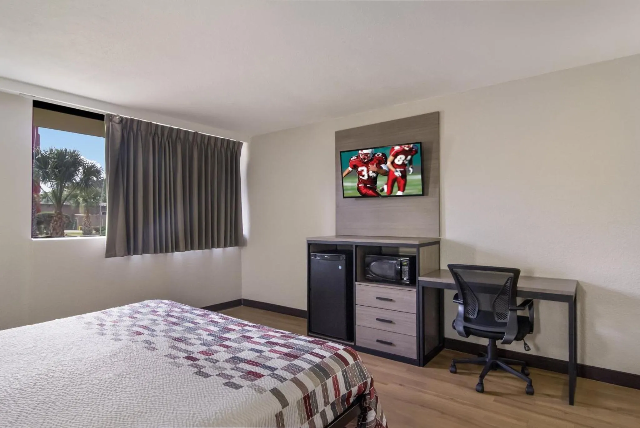 Photo of the whole room, Bed in Red Roof Inn & Suites Brunswick I-95