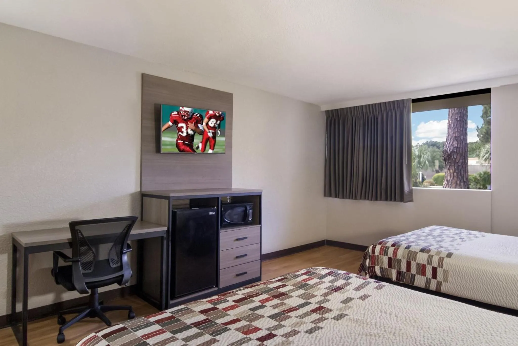 Photo of the whole room, Bed in Red Roof Inn & Suites Brunswick I-95