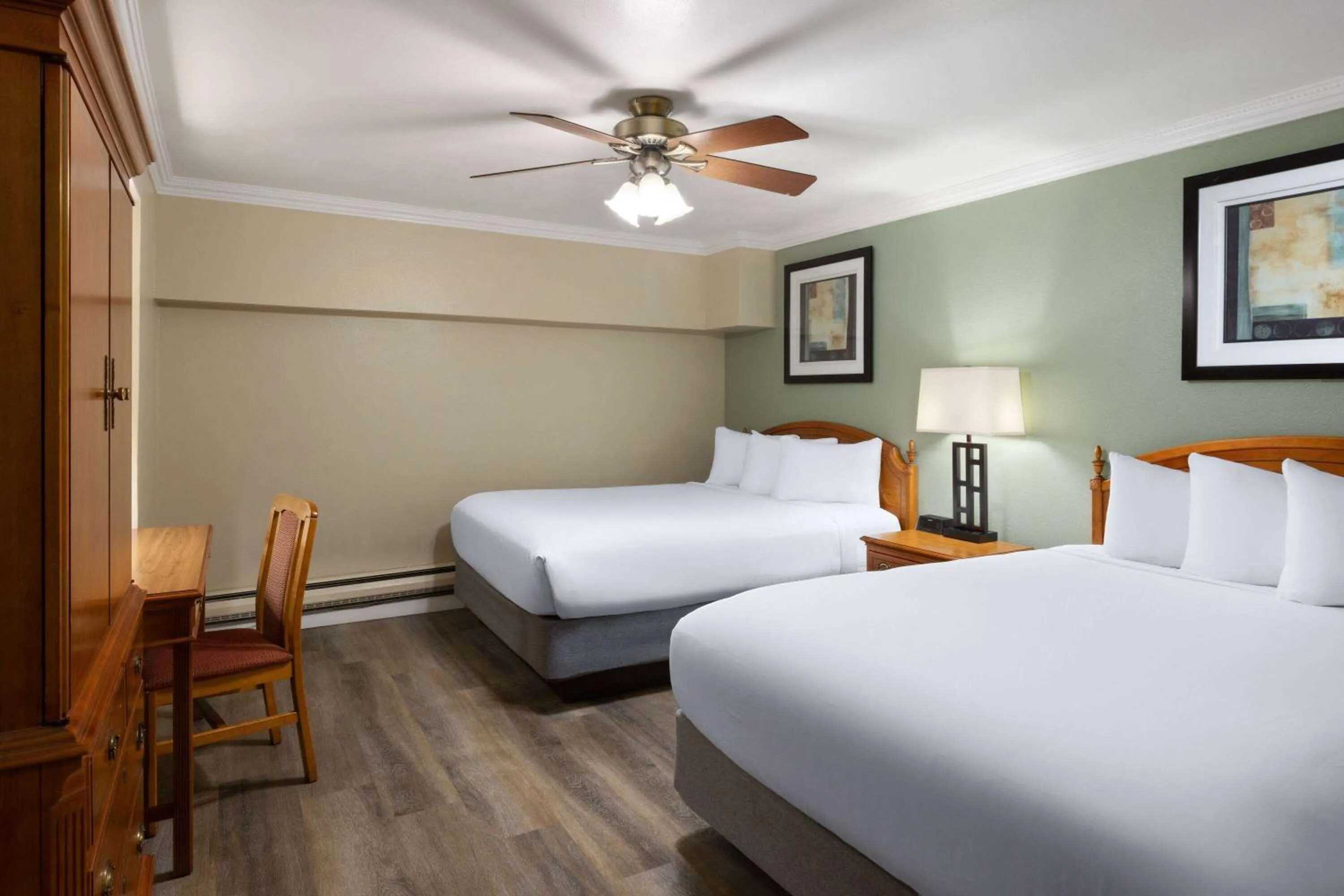 Photo of the whole room, Bed in Travelodge by Wyndham Monterey Bay