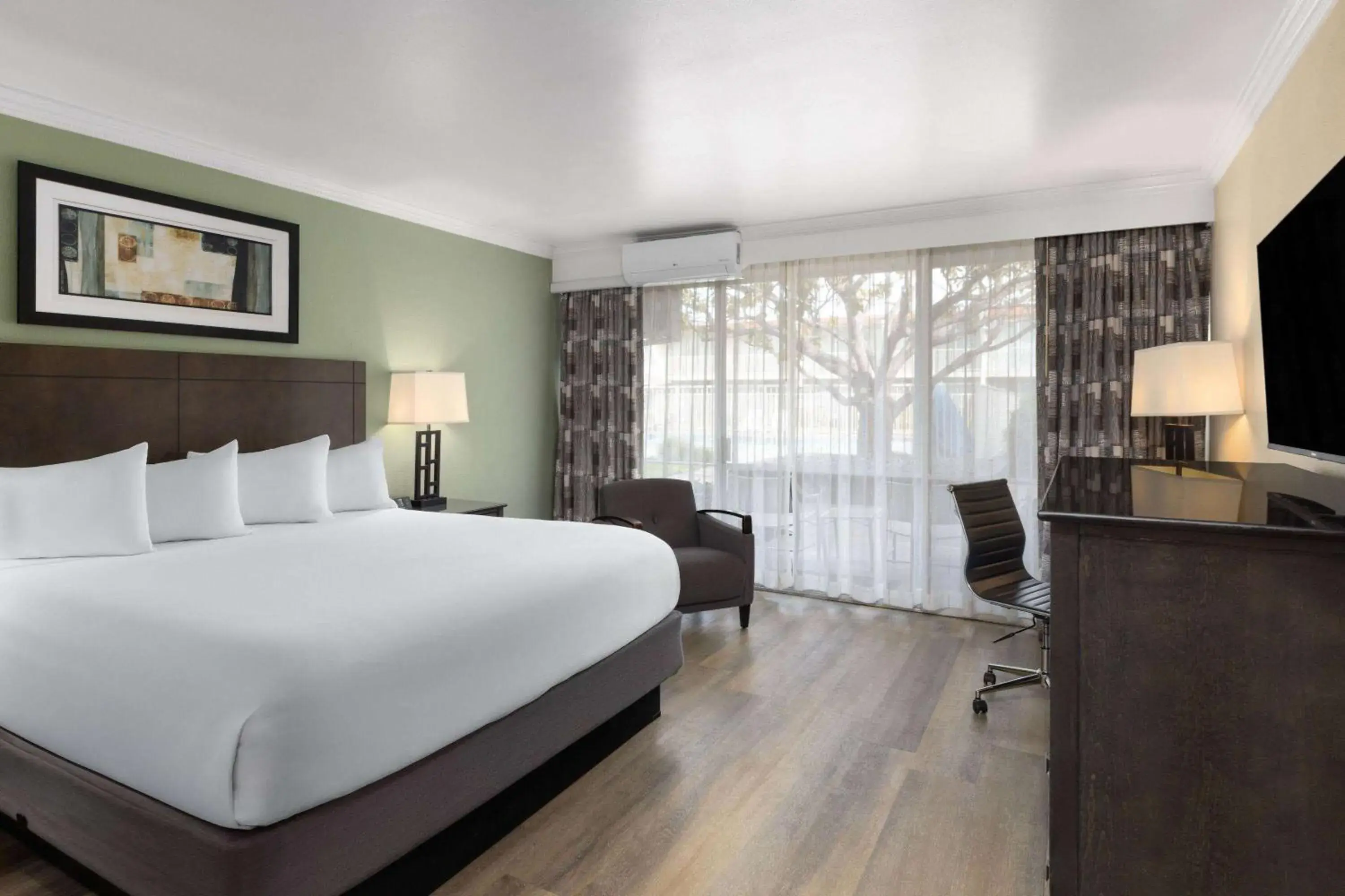 Photo of the whole room, Bed in Travelodge by Wyndham Monterey Bay Photo of the whole room, Bed in Travelodge by Wyndham Monterey Bay