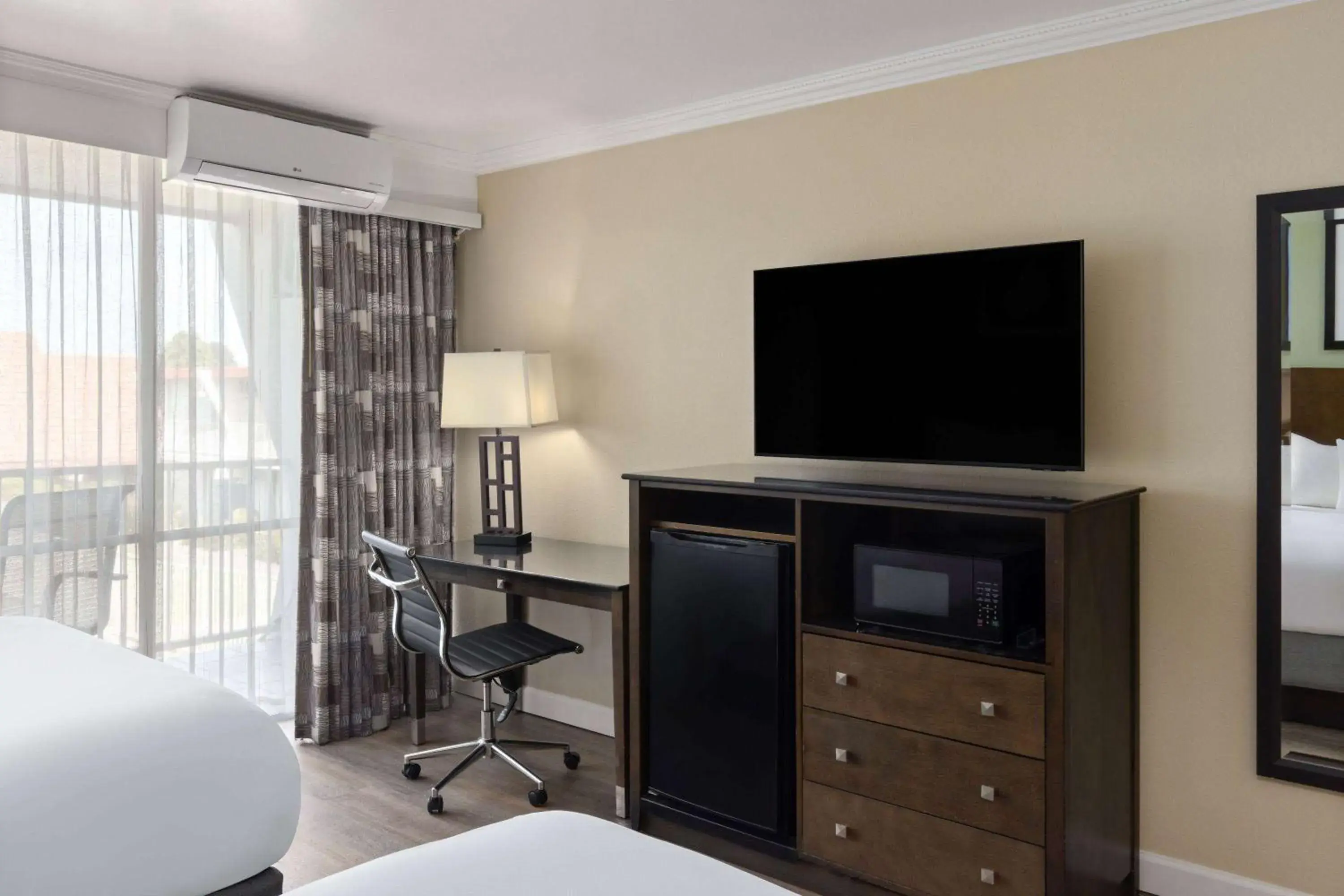 Photo of the whole room, Bed in Travelodge by Wyndham Monterey Bay Photo of the whole room, Bed in Travelodge by Wyndham Monterey Bay