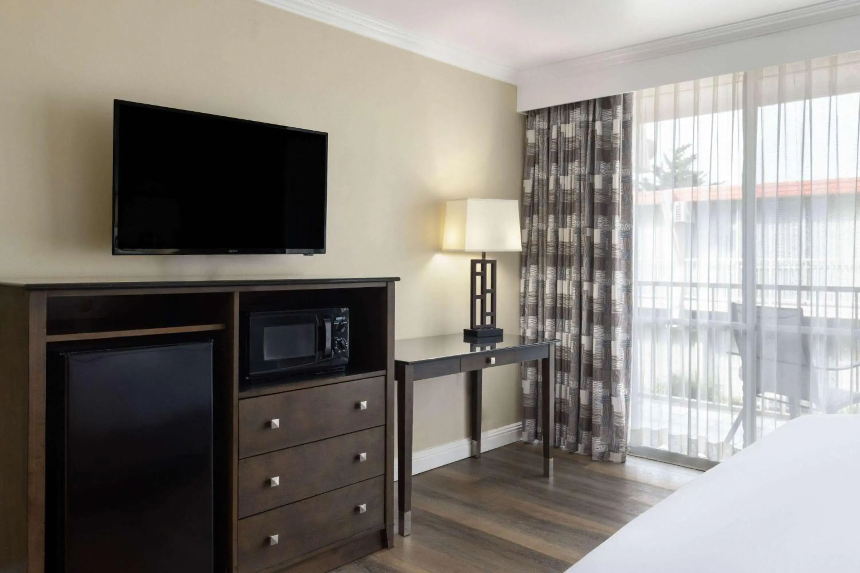 Photo of the whole room, Bed in Travelodge by Wyndham Monterey Bay Photo of the whole room, Bed in Travelodge by Wyndham Monterey Bay