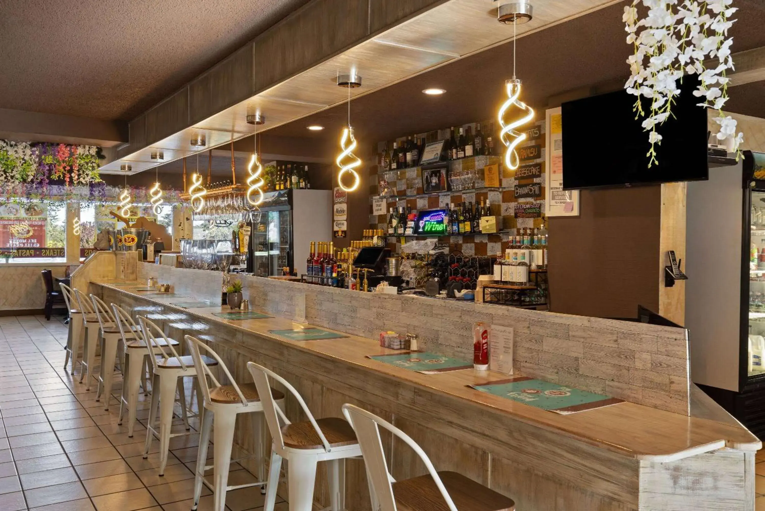 Lounge or bar in Travelodge by Wyndham Monterey Bay Lounge or bar in Travelodge by Wyndham Monterey Bay