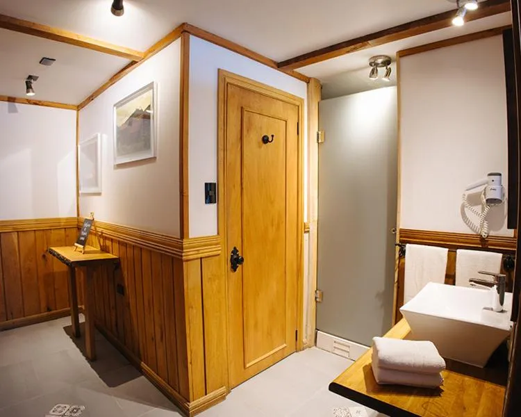 Bed in Weskar Lodge Hotel