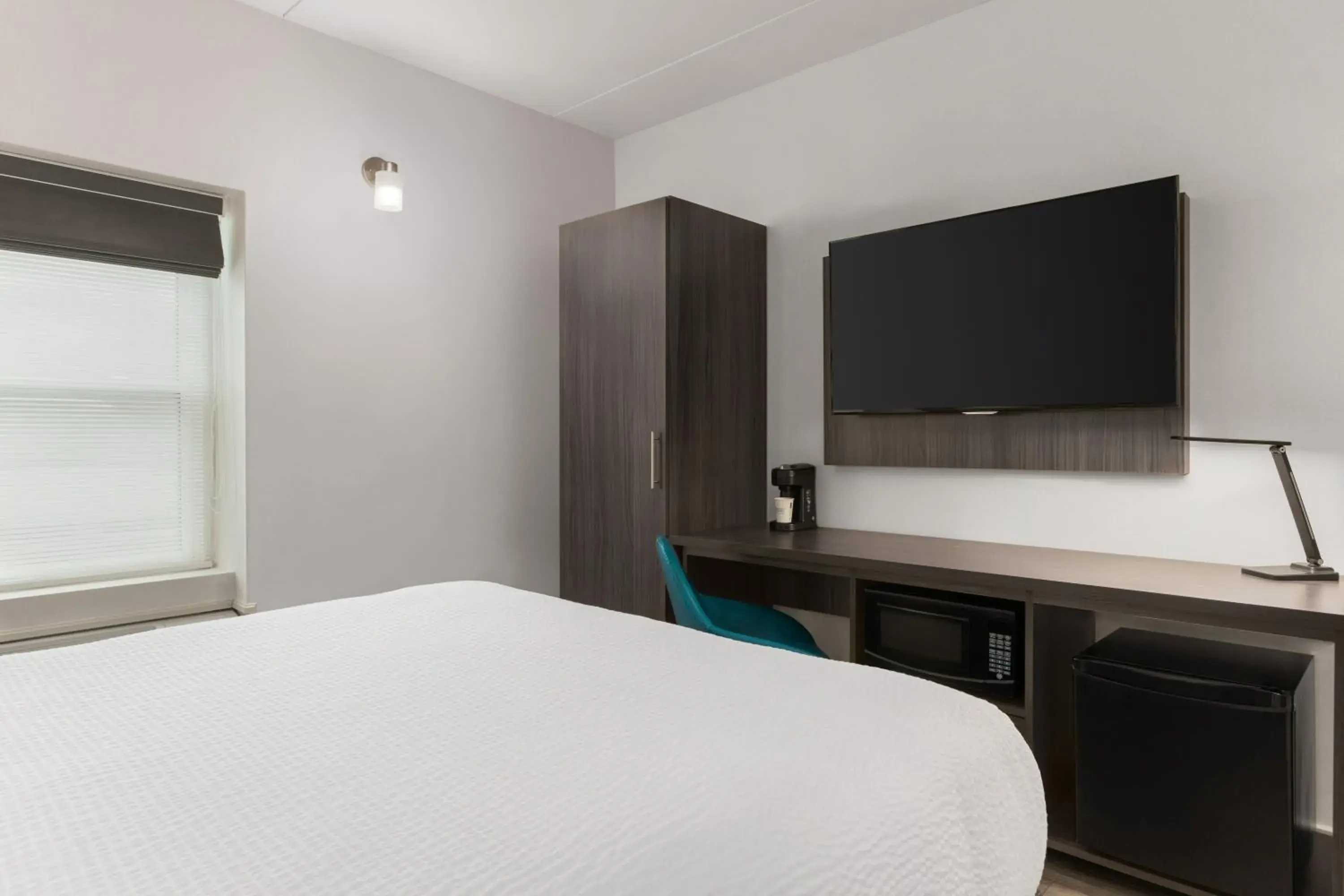 TV and multimedia, Bed in Days Inn by Wyndham Saint John TV and multimedia, Bed in Days Inn by Wyndham Saint John