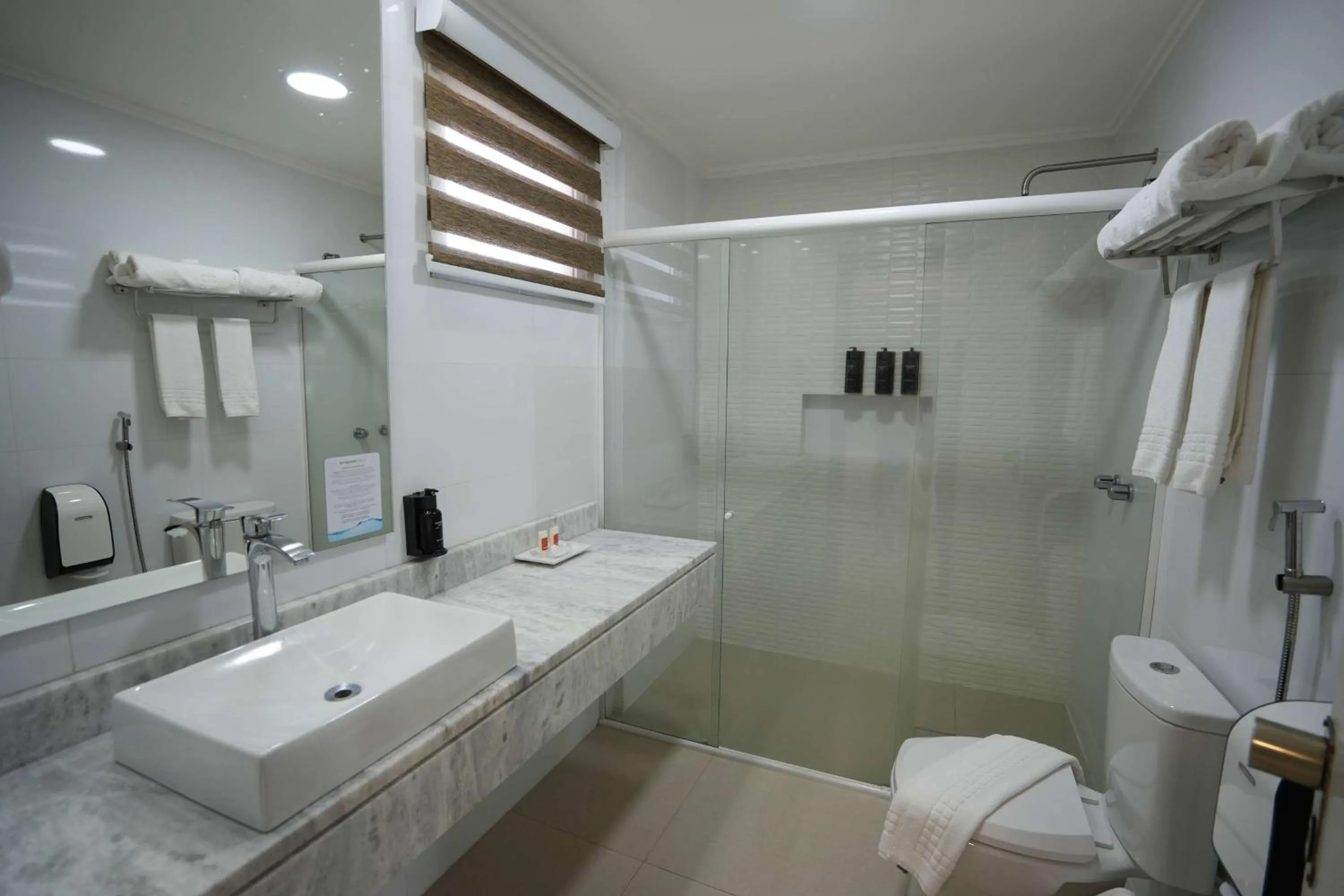 Photo of the whole room in Wyndham Golden Foz Suítes