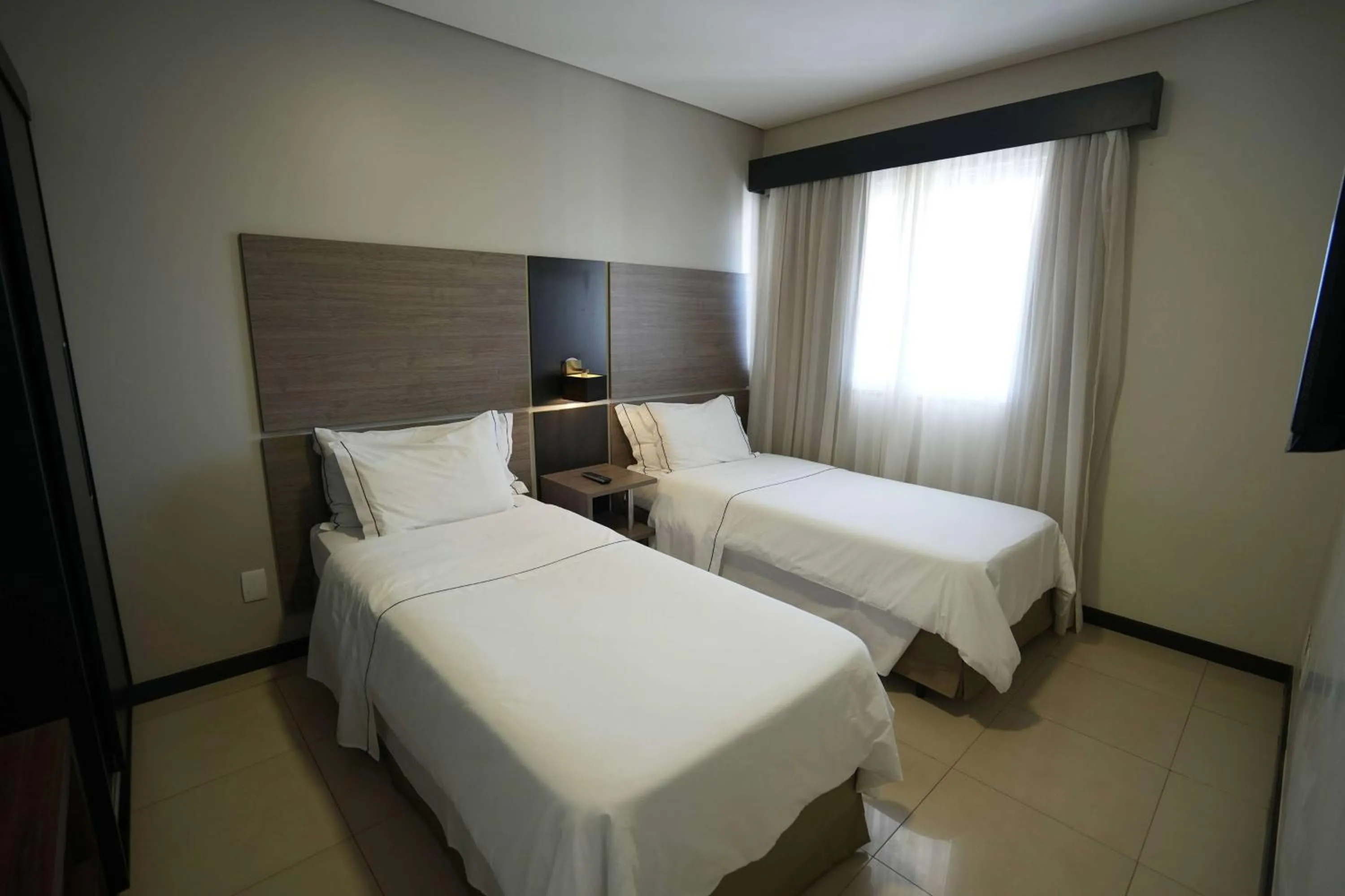 Photo of the whole room, Bed in Wyndham Golden Foz Suítes