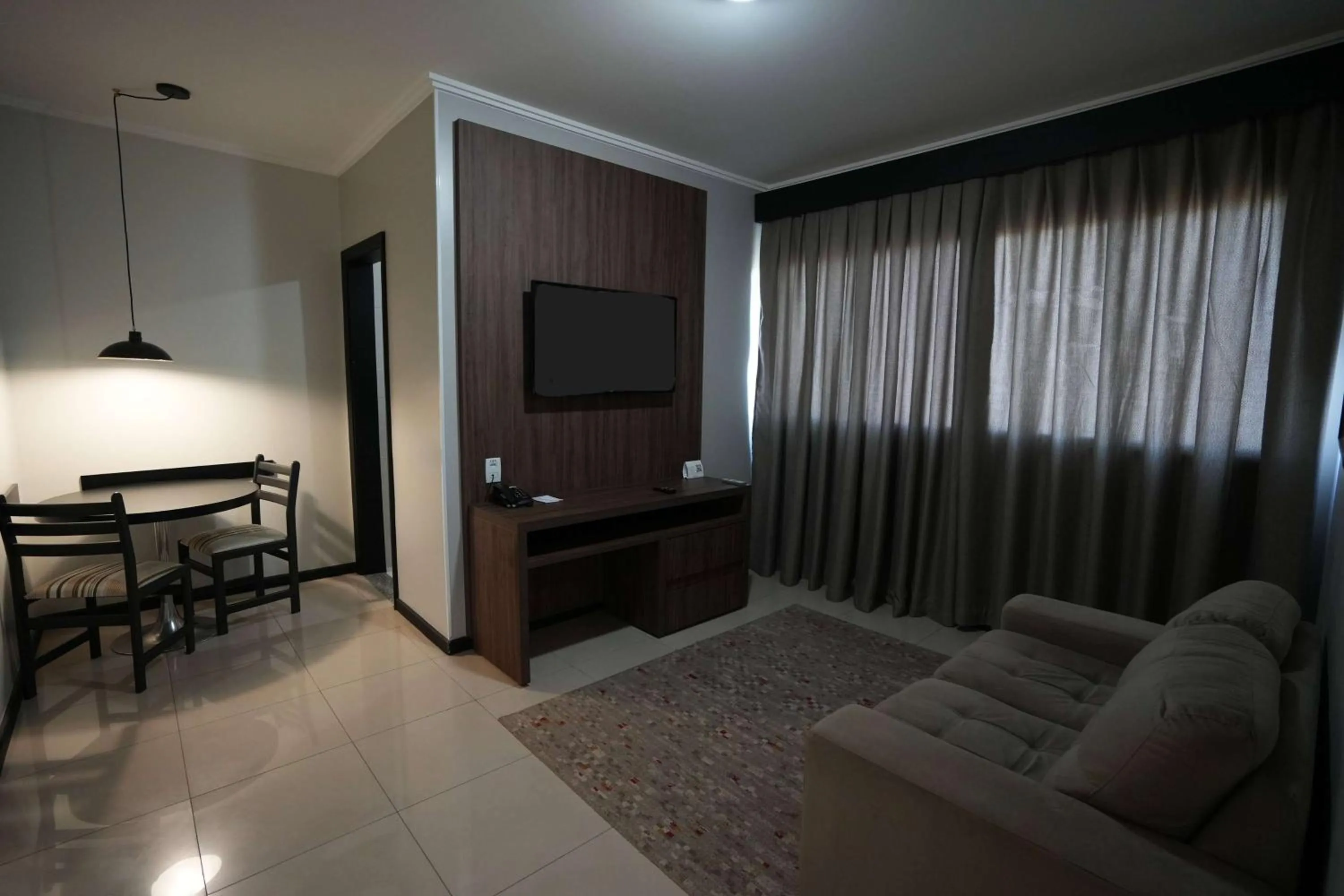 Photo of the whole room in Wyndham Golden Foz Suítes