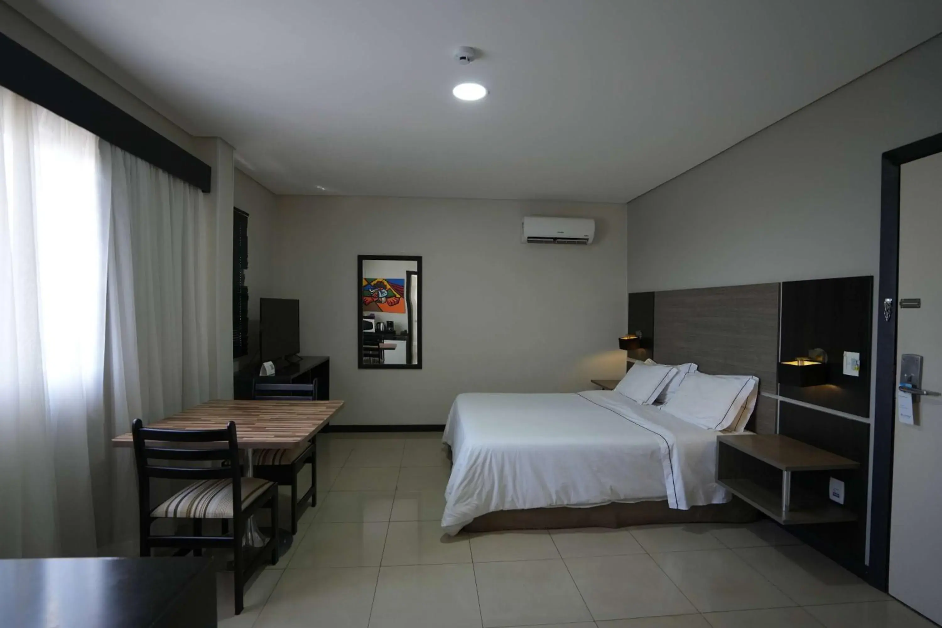 Photo of the whole room, Bed in Wyndham Golden Foz Suítes Photo of the whole room, Bed in Wyndham Golden Foz Suítes