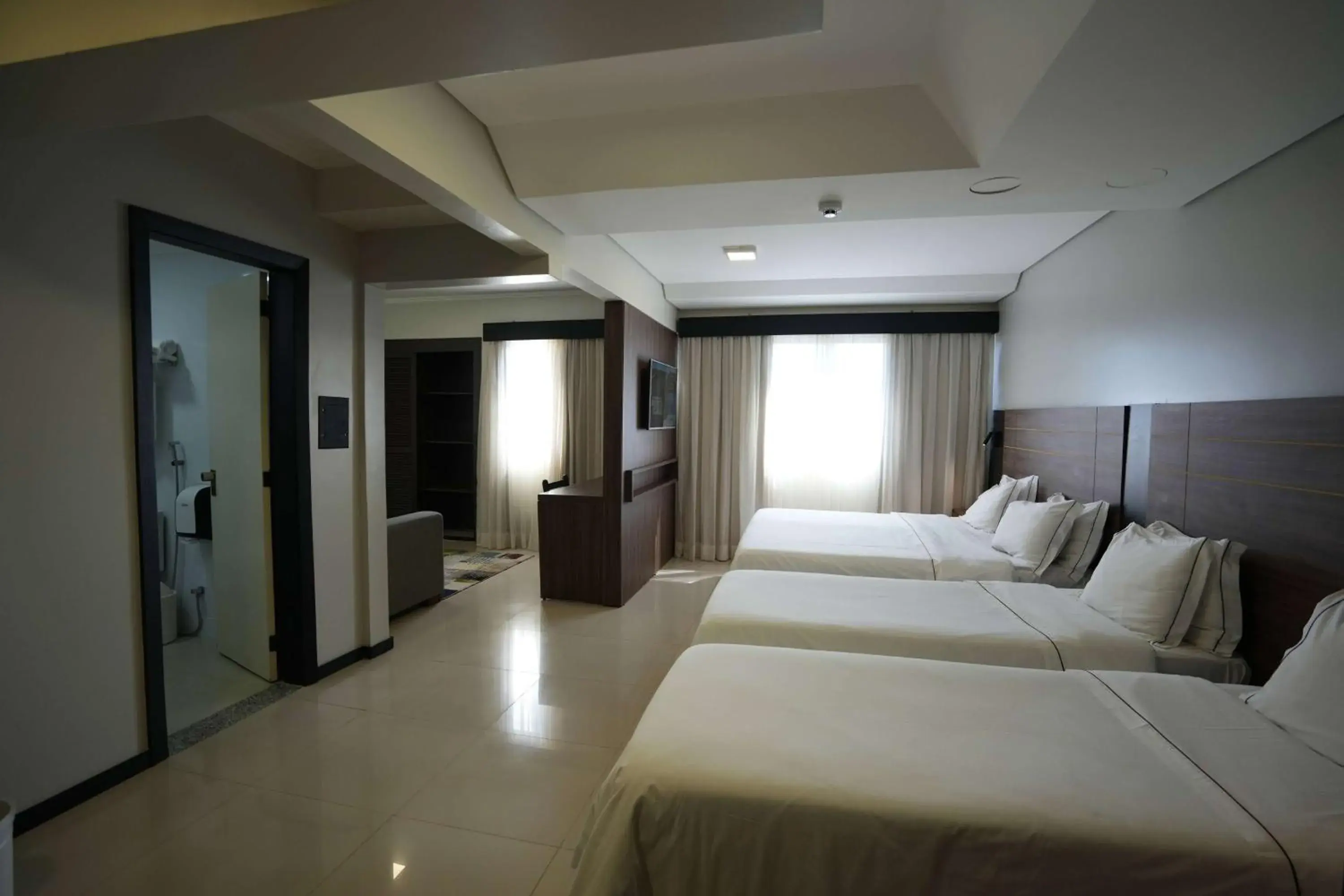 Photo of the whole room, Bed in Wyndham Golden Foz Suítes Photo of the whole room, Bed in Wyndham Golden Foz Suítes