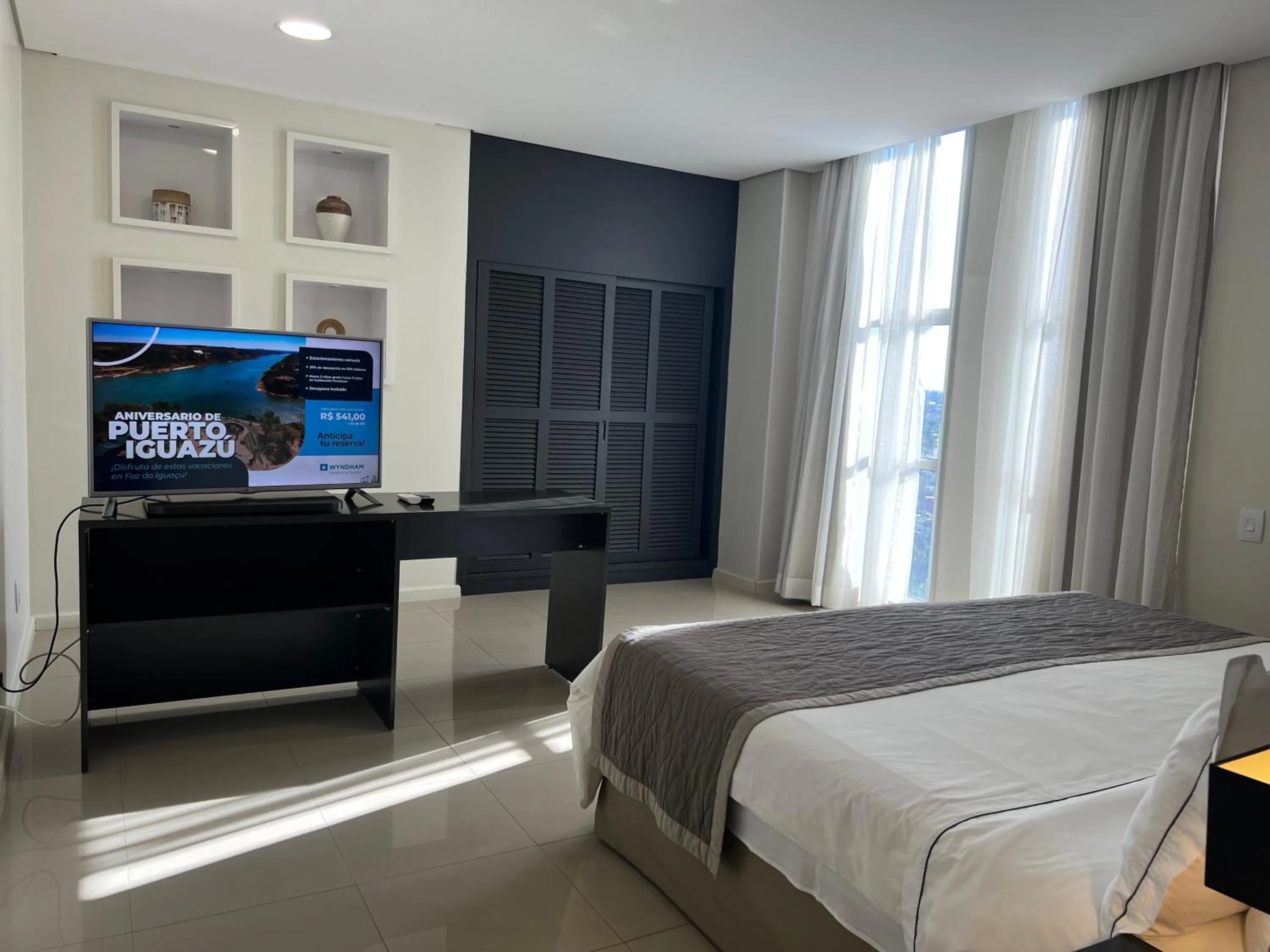 Property building, Bed in Wyndham Golden Foz Suítes