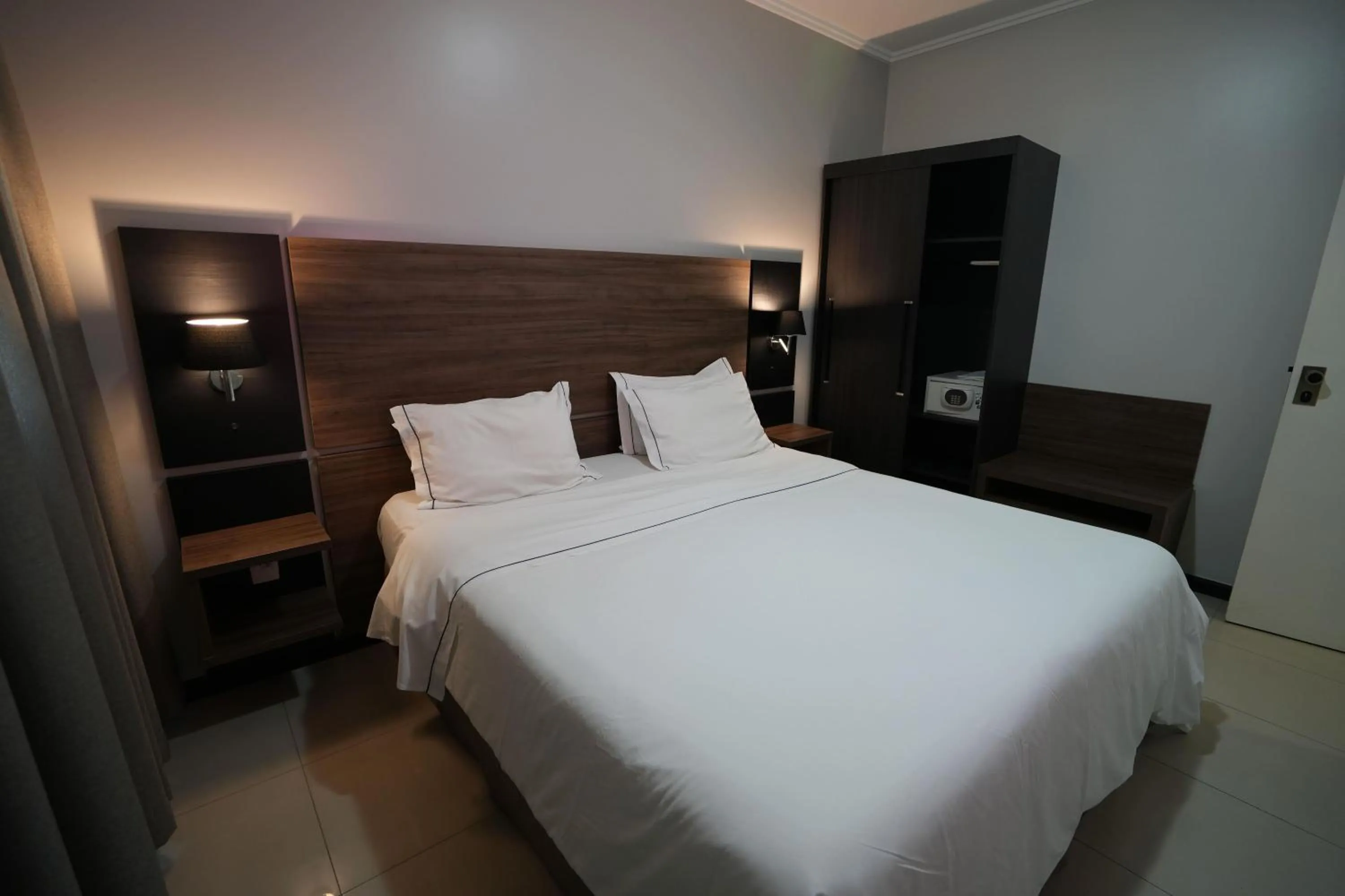 Photo of the whole room, Bed in Wyndham Golden Foz Suítes