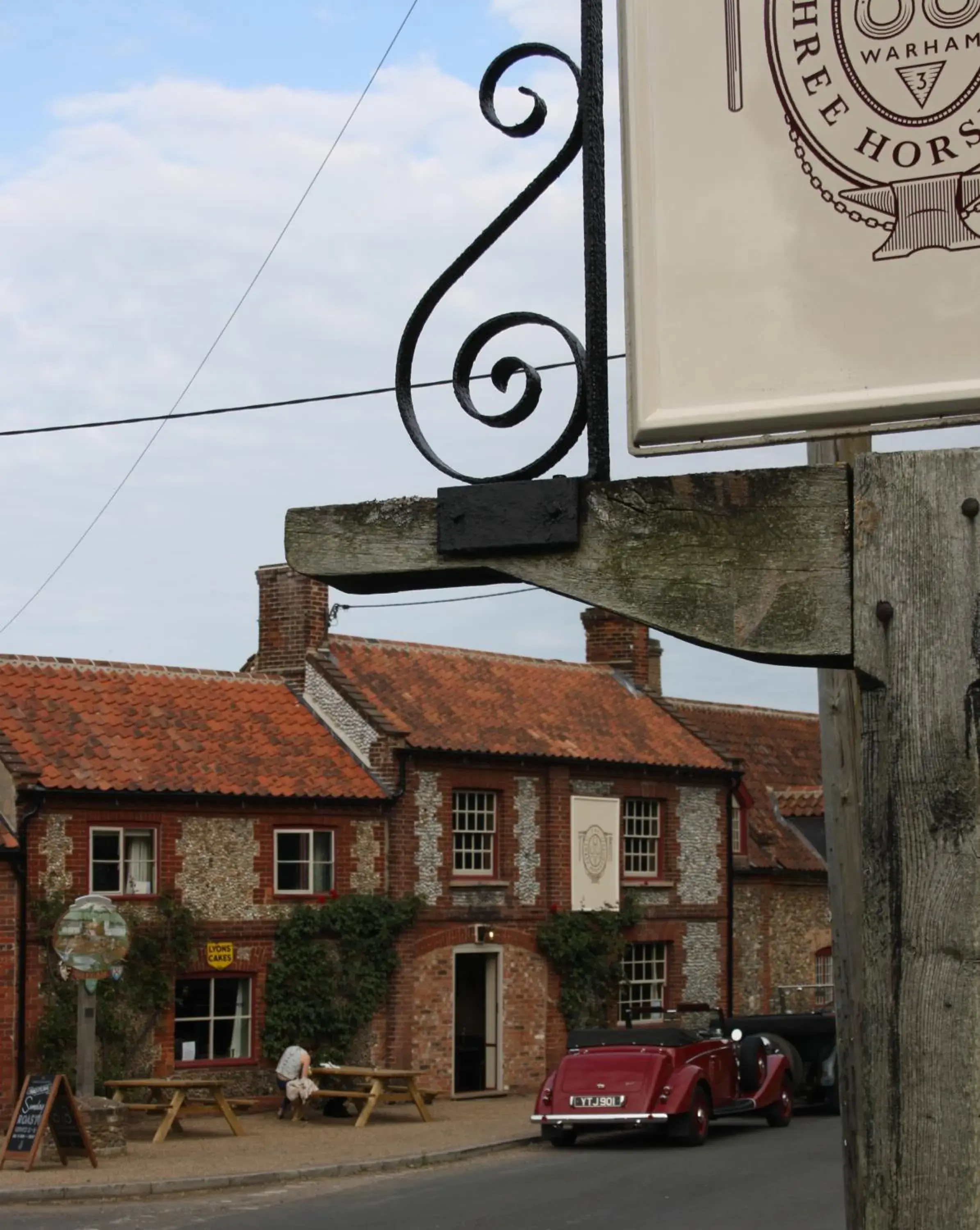 Facade/entrance in The Three Horseshoes Facade/entrance in The Three Horseshoes