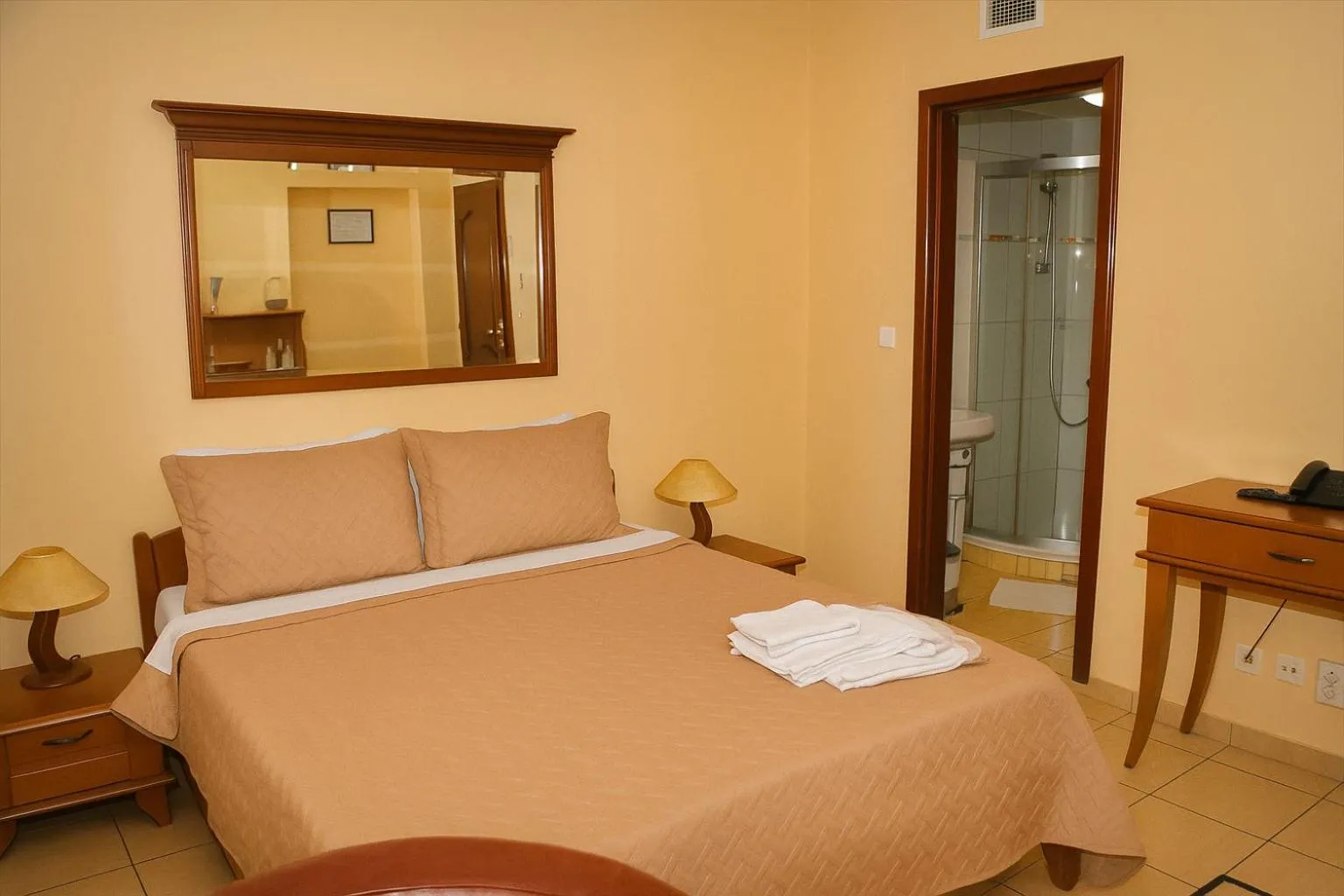 Restaurant/places to eat, Bed in Hotel Tivoli