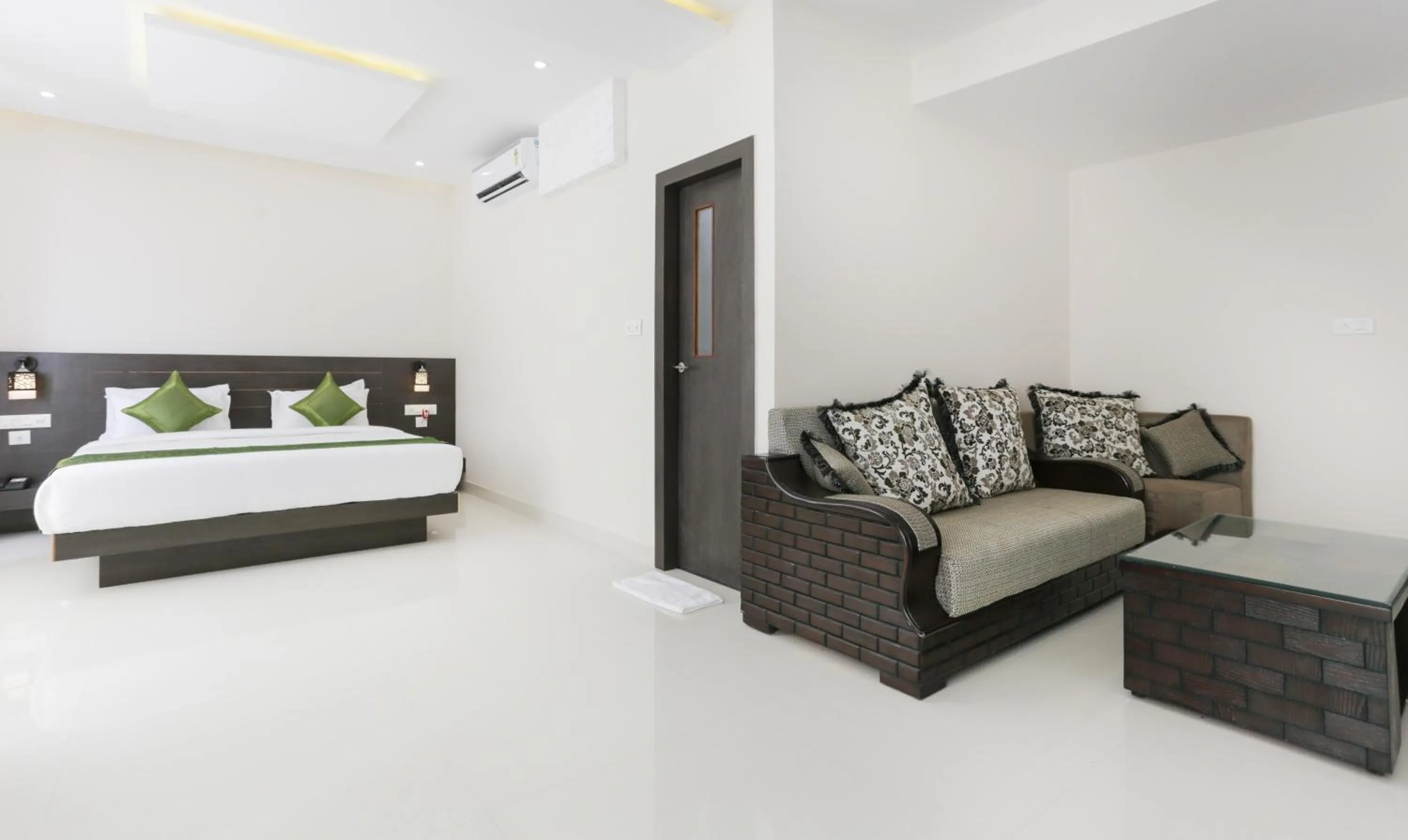 Bedroom, Bed in Treebo Sunrise IG Road