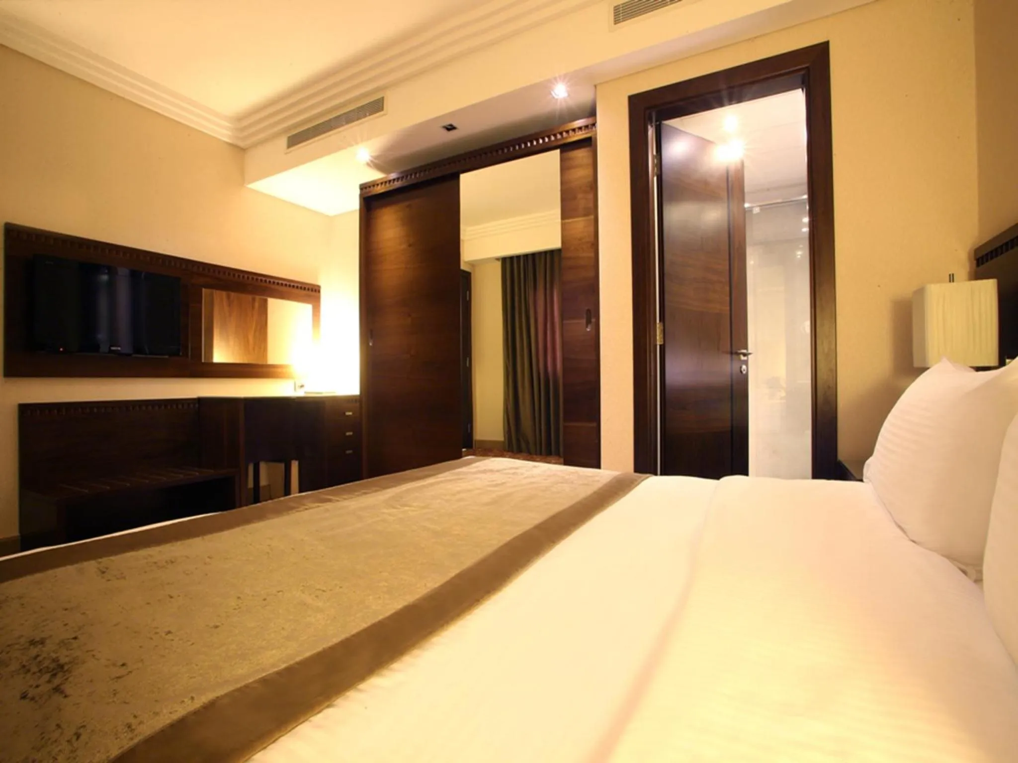 Bed in Lancaster Suites Raouche