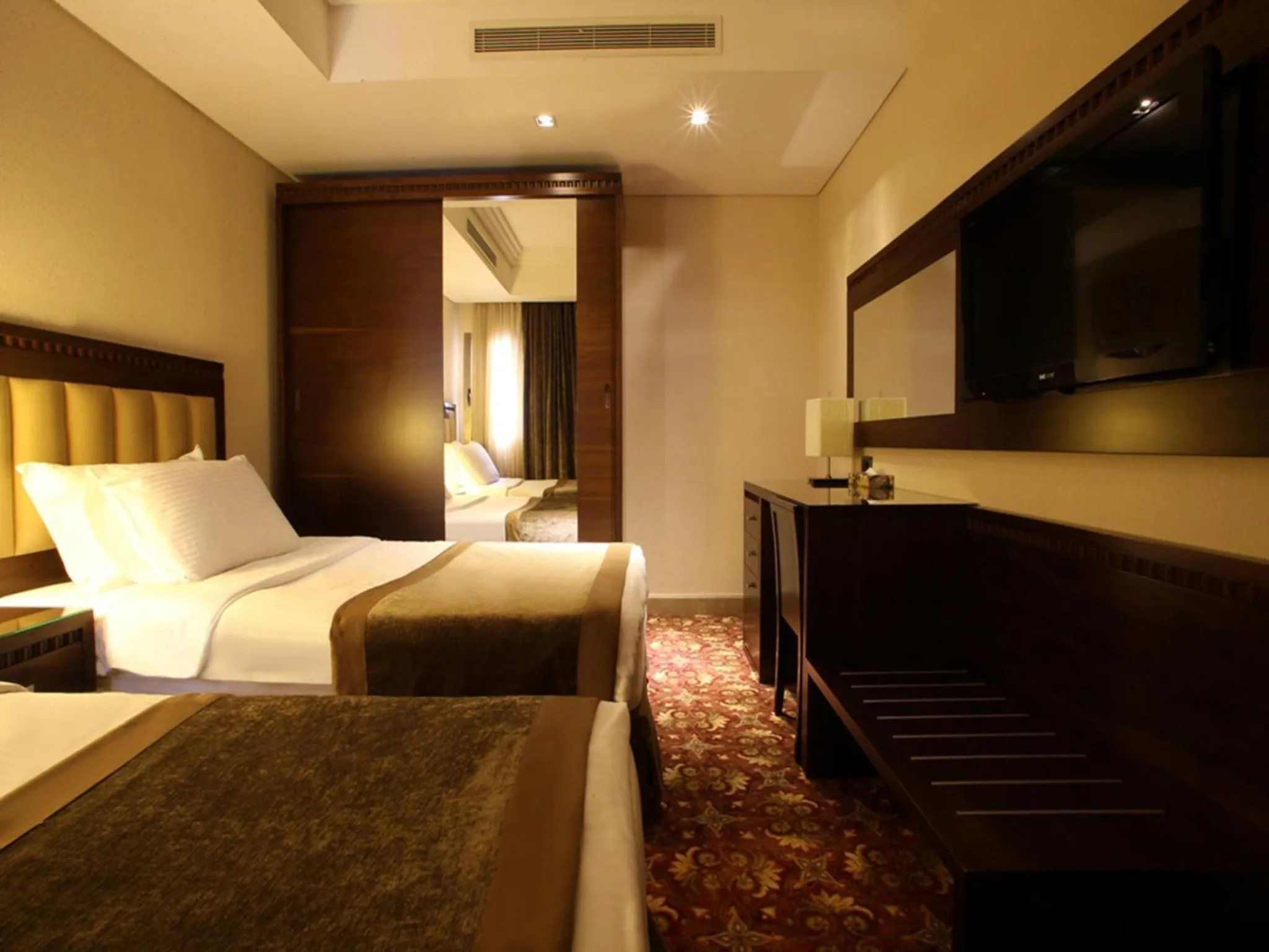 Bed in Lancaster Suites Raouche