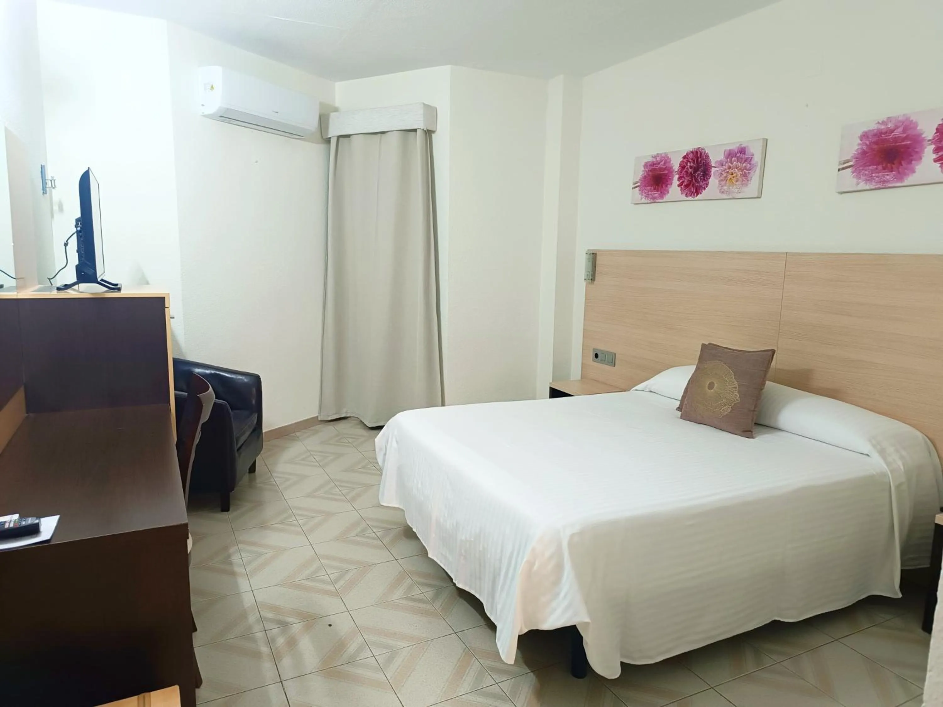 Bedroom, Bed in Hotel Oasis Familiar