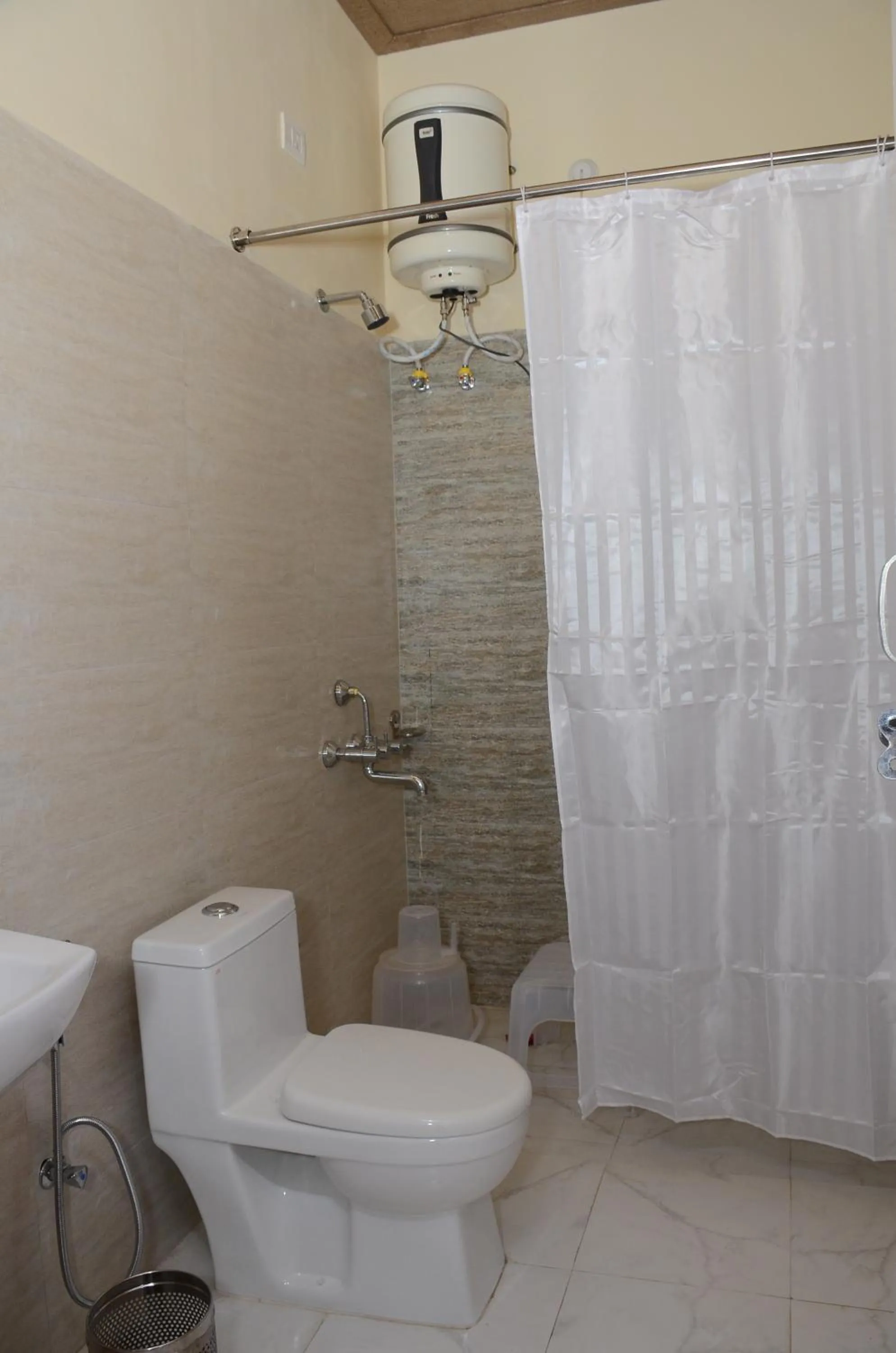 Bathroom in Majkhali Woods, Ranikhet, By Himalayan Eco Lodges