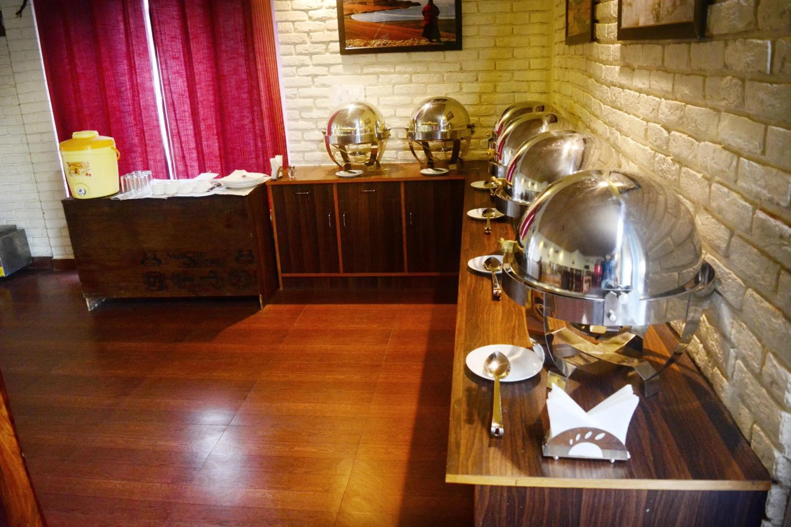 Dining area in Majkhali Woods, Ranikhet, By Himalayan Eco Lodges