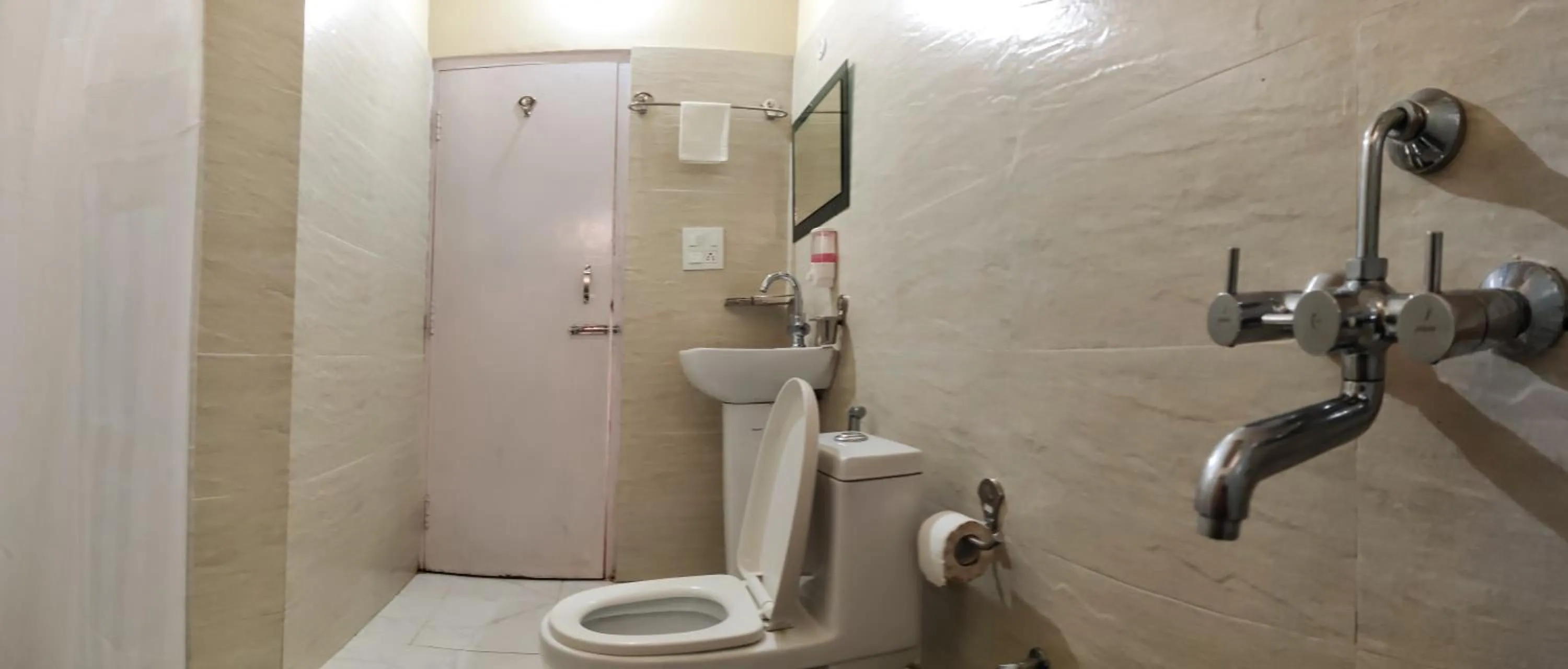 Bathroom in Majkhali Woods, Ranikhet, By Himalayan Eco Lodges