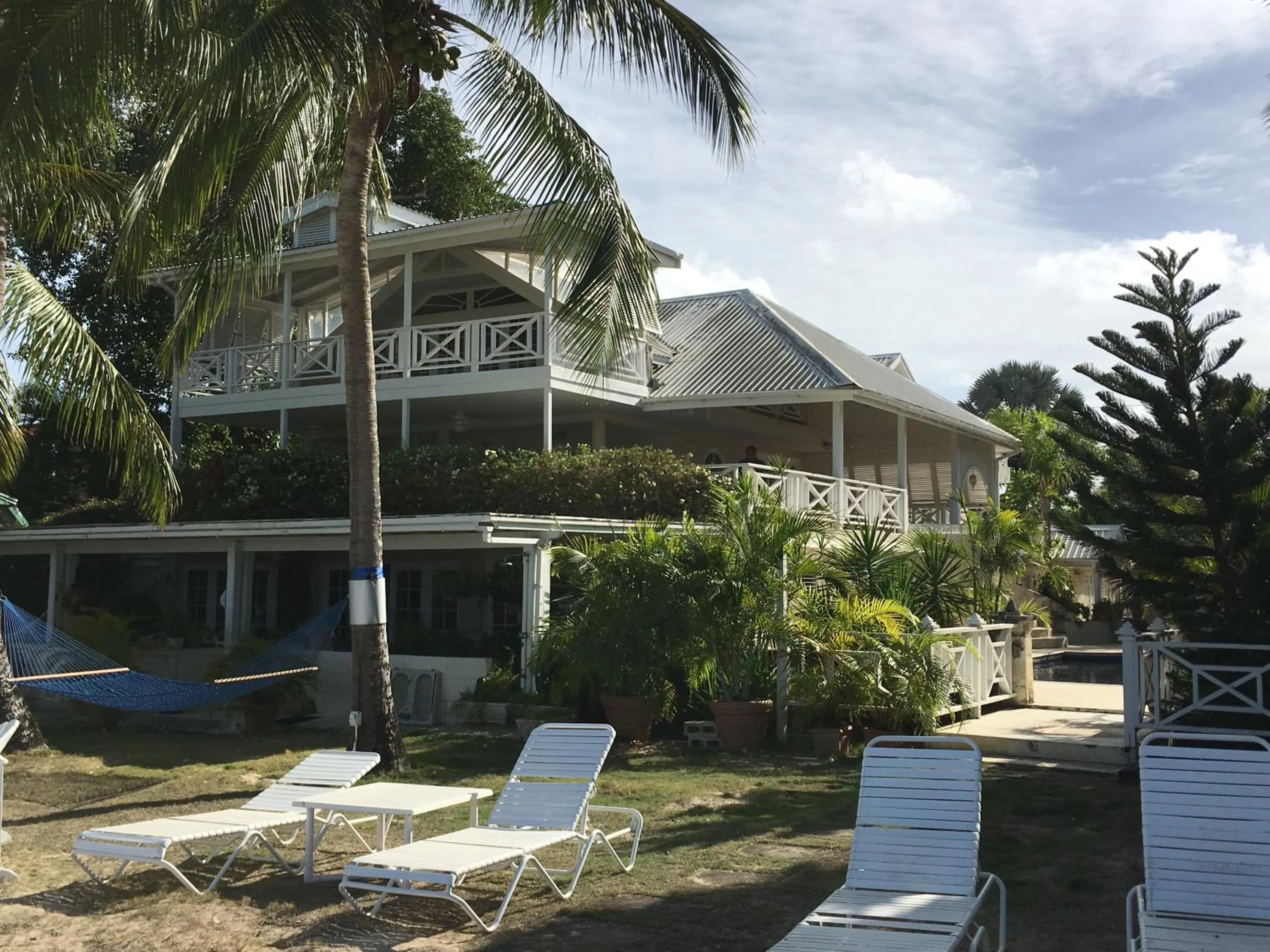 Property building in Tantalus Villa
