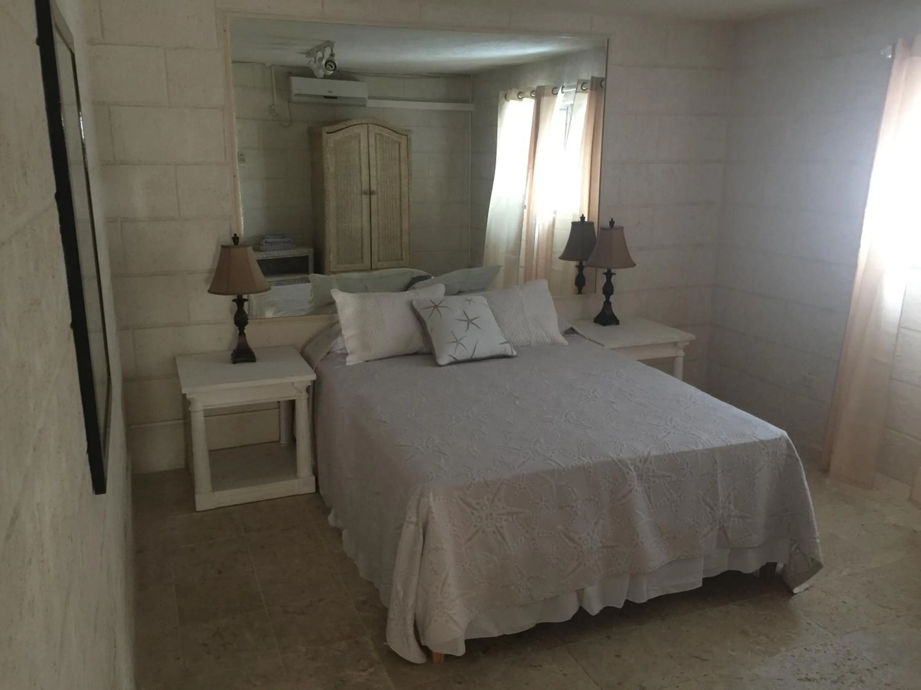 Bedroom, Bed in Tantalus Villa