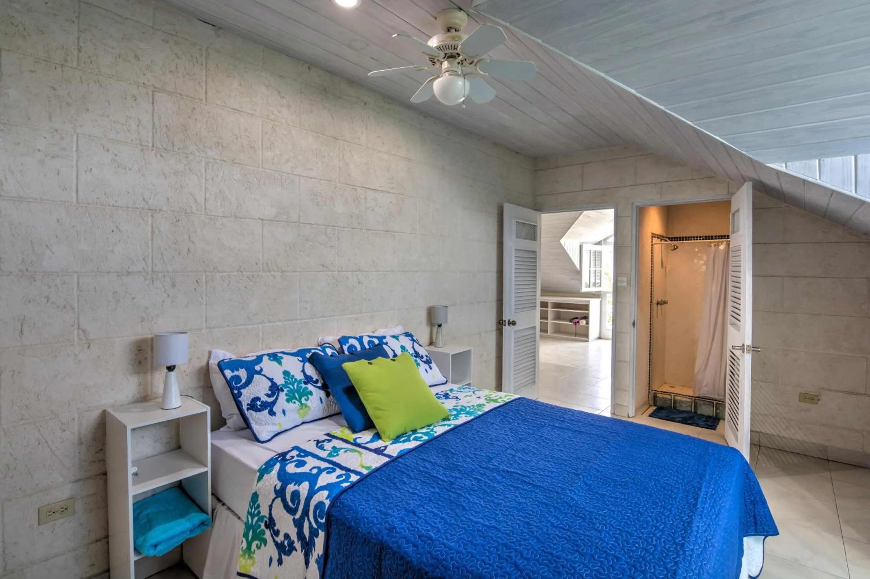 Bedroom, Bed in Tantalus Villa