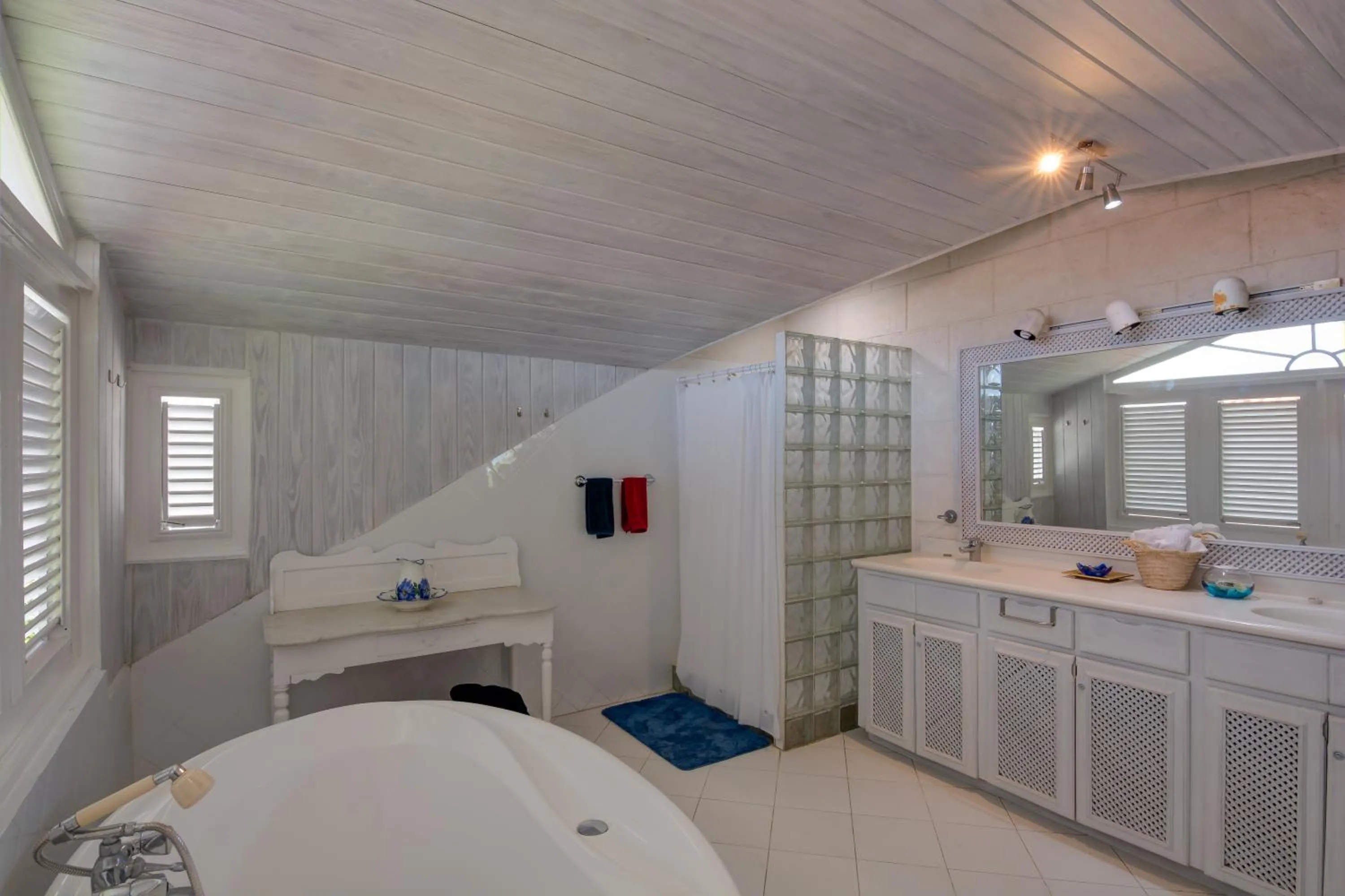 Bathroom in Tantalus Villa