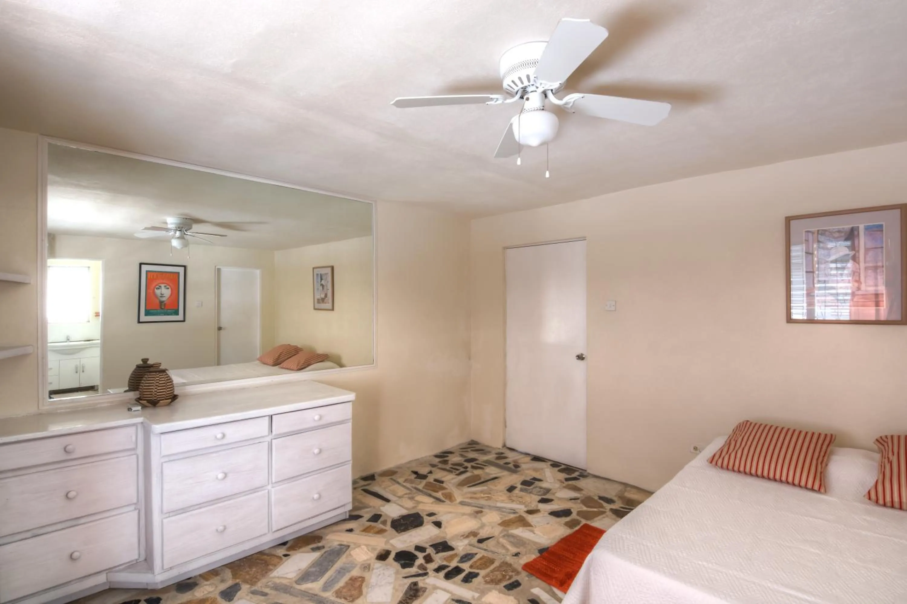 Bedroom, Bed in Tantalus Villa