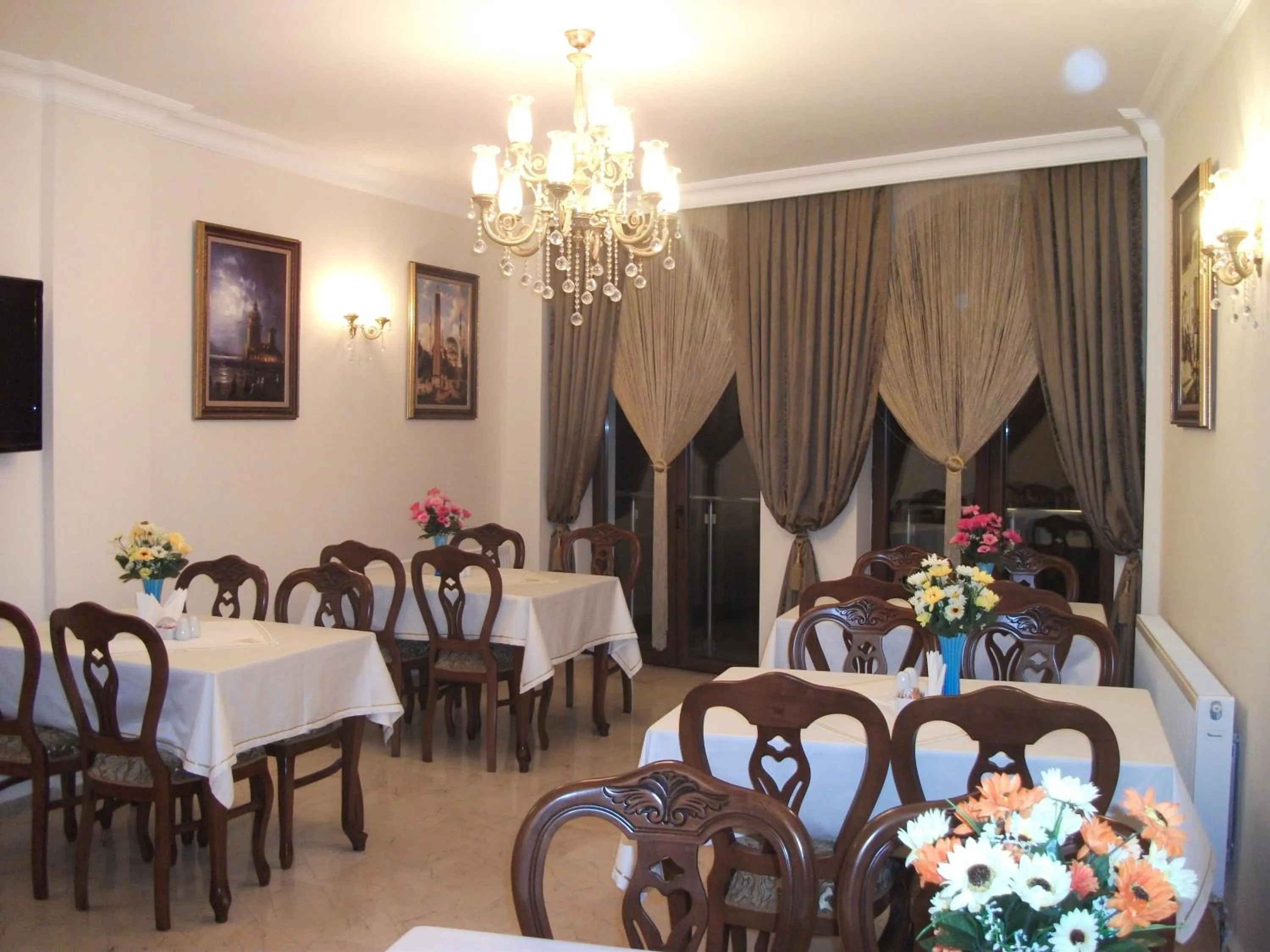 Restaurant/places to eat in Sultan Palace Hotel