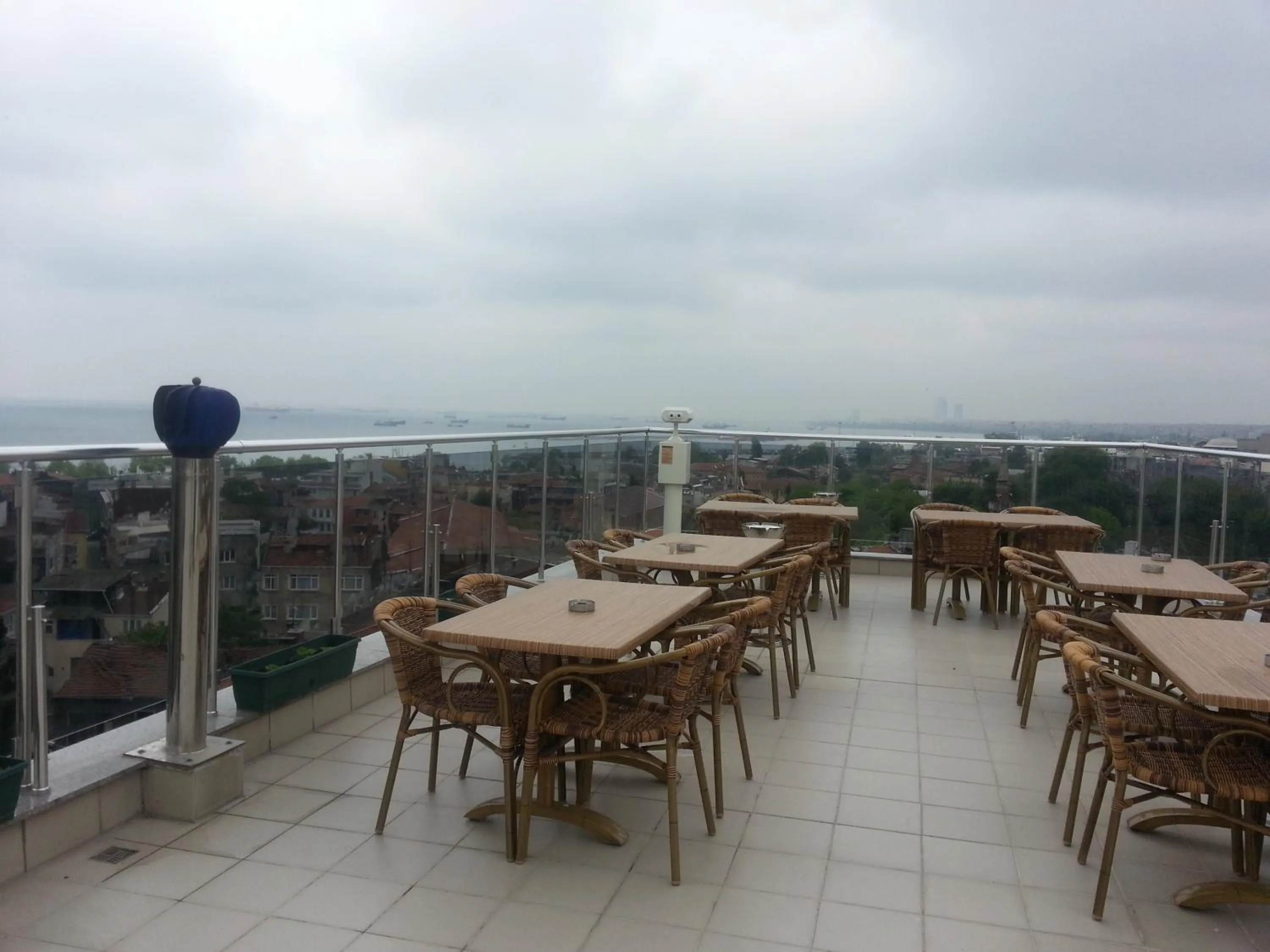 Restaurant/places to eat in Sultan Palace Hotel