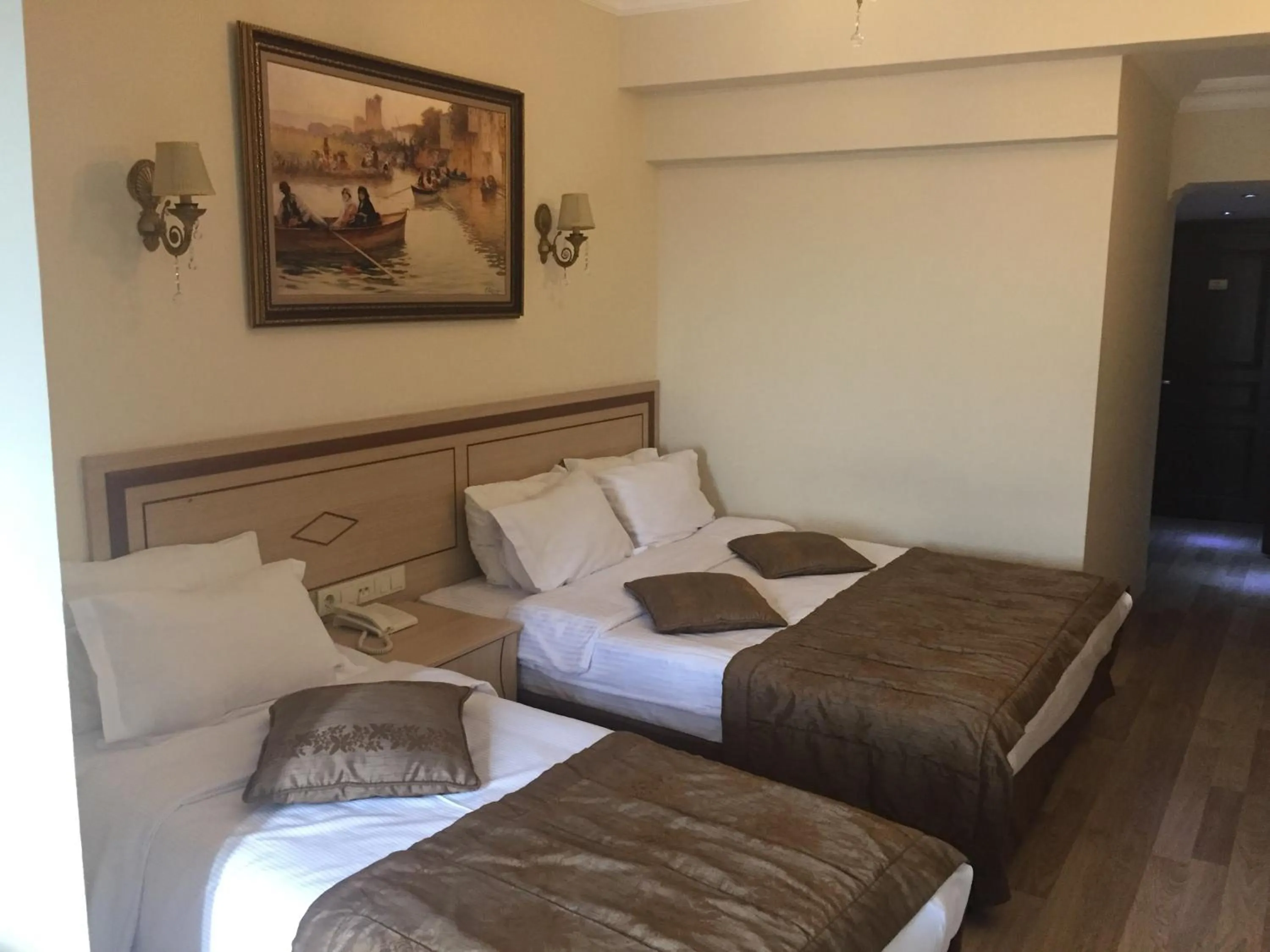 Photo of the whole room, Bed in Sultan Palace Hotel