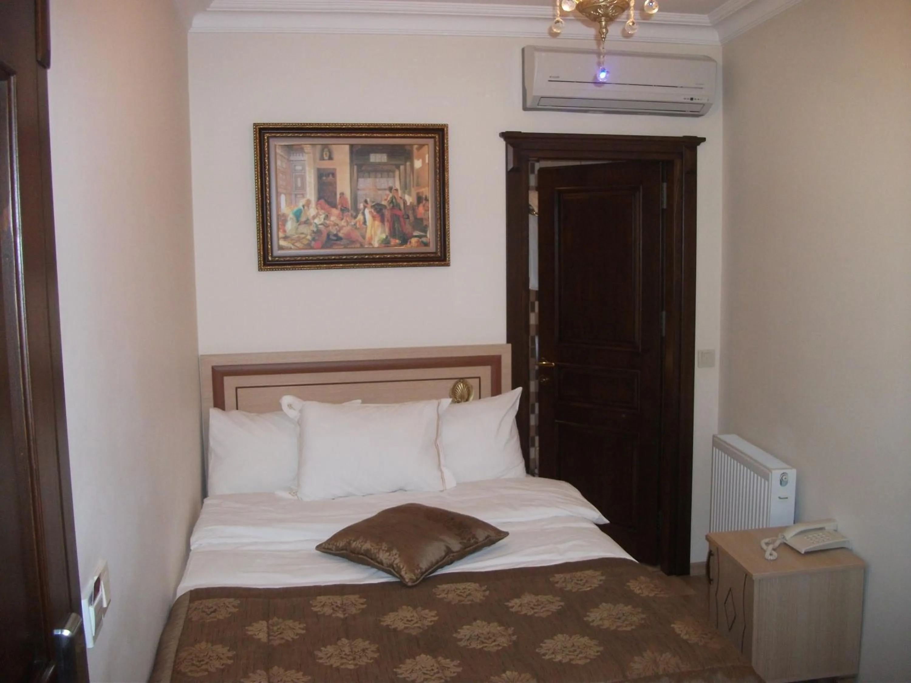 Photo of the whole room, Bed in Sultan Palace Hotel