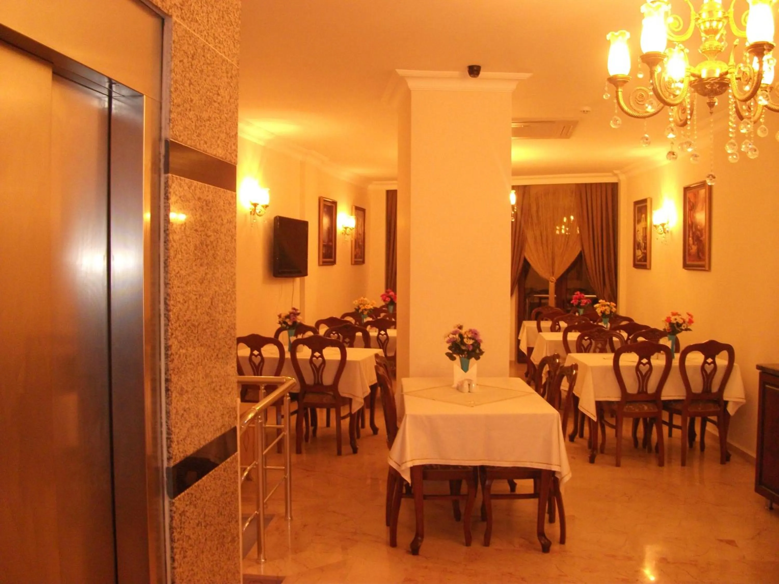 Restaurant/places to eat in Sultan Palace Hotel