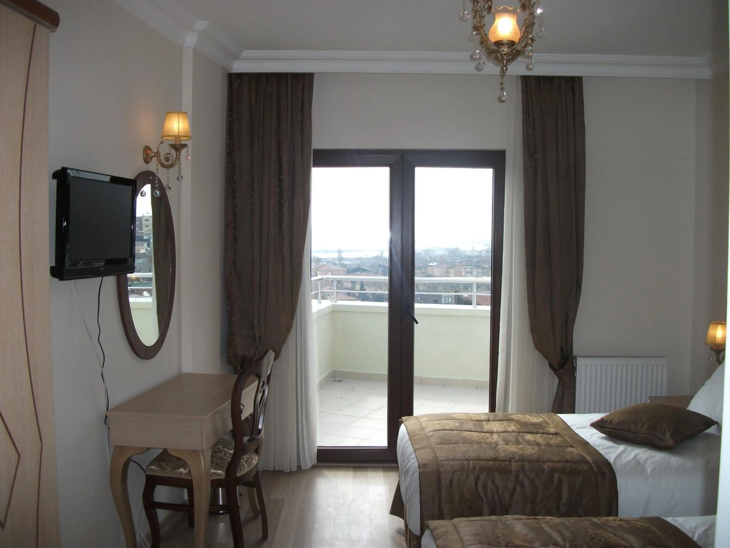 Photo of the whole room, Bed in Sultan Palace Hotel