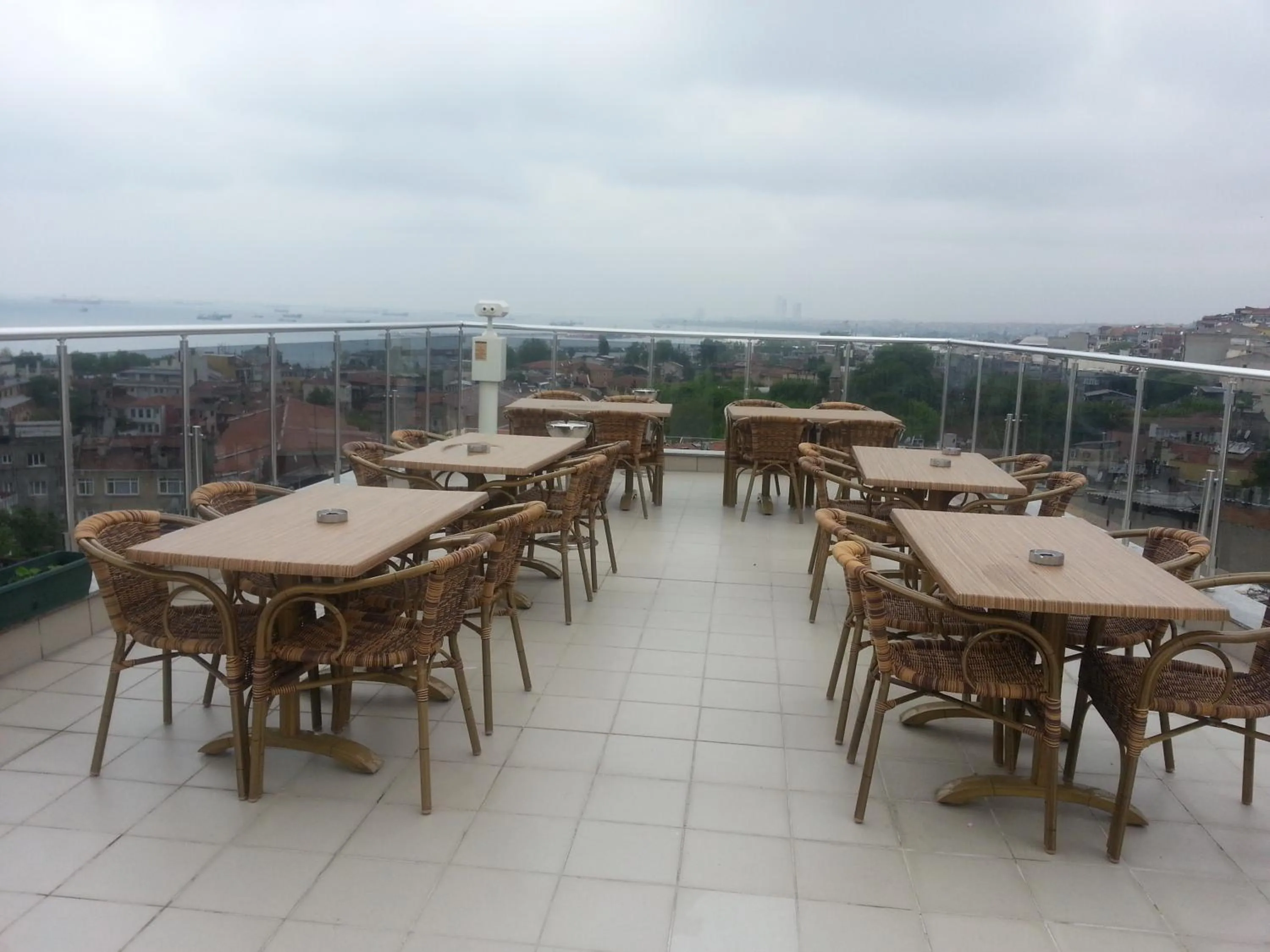 Restaurant/places to eat in Sultan Palace Hotel