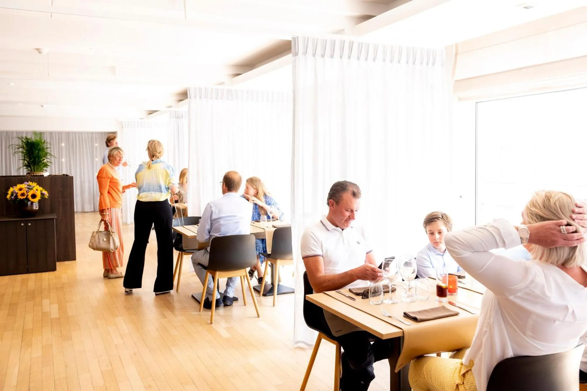 Restaurant/places to eat in Hotel Nelson