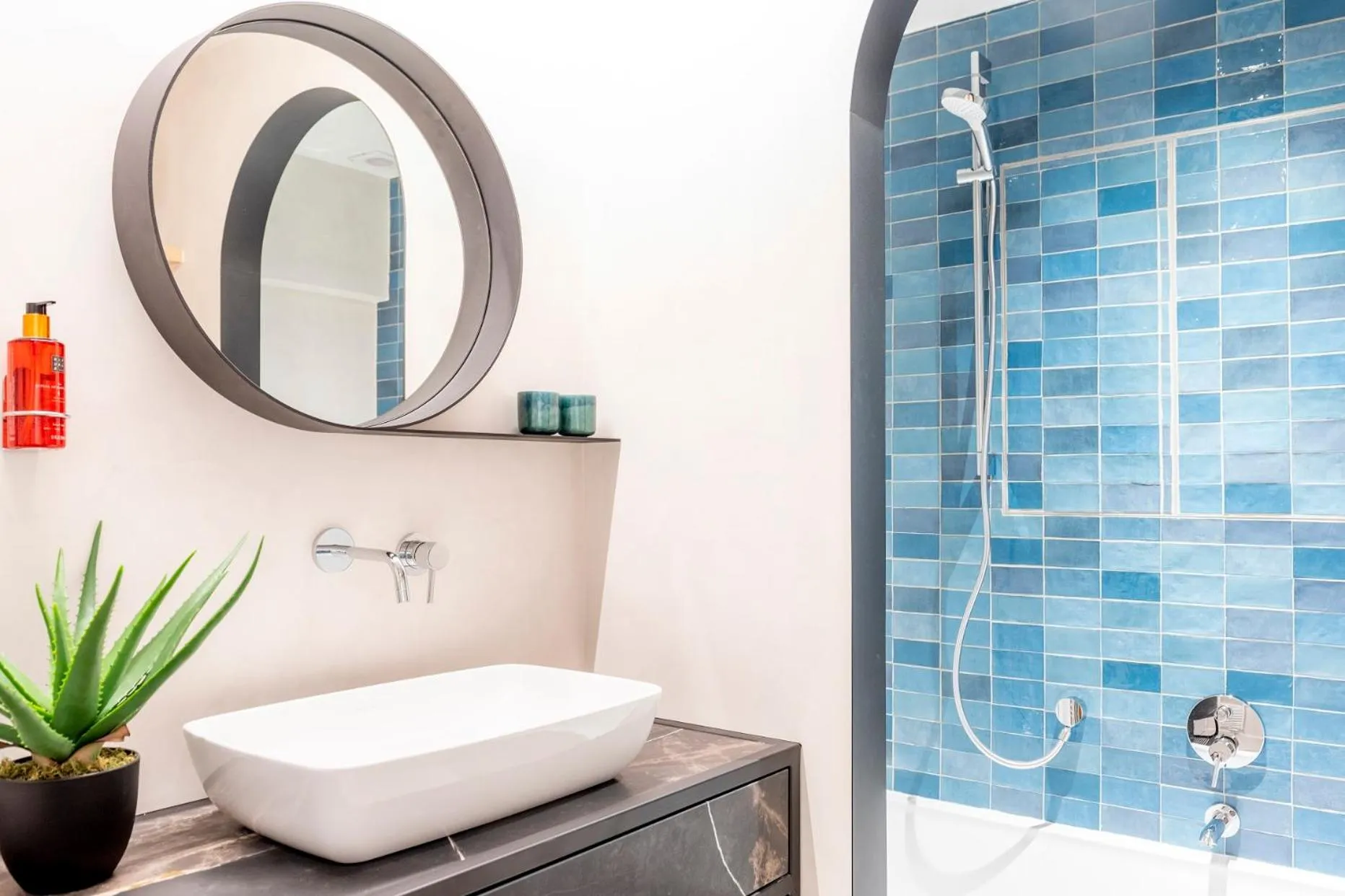 Shower in Hotel Nelson