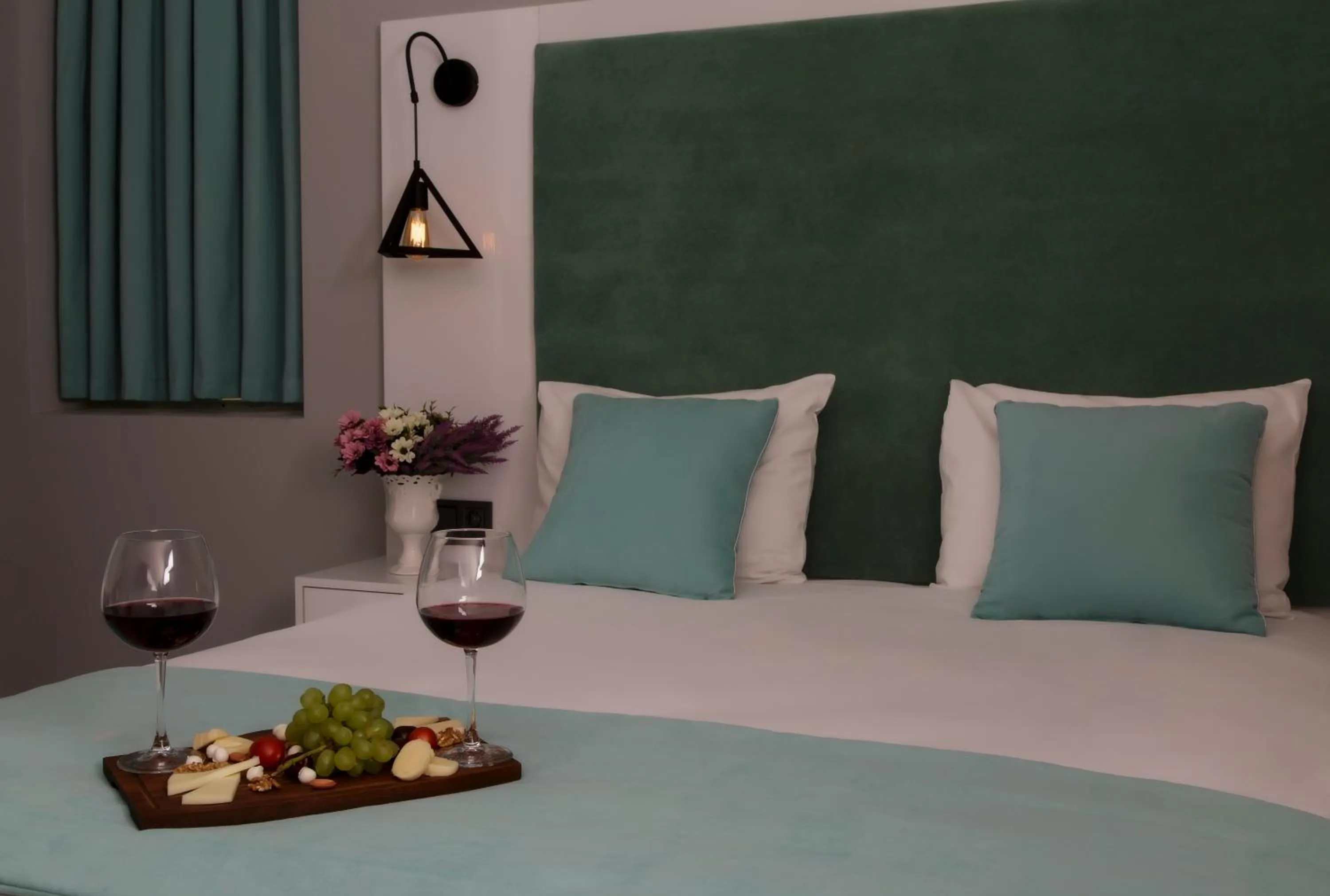 Food and drinks, Bed in Bakırköy DES Suit Otel