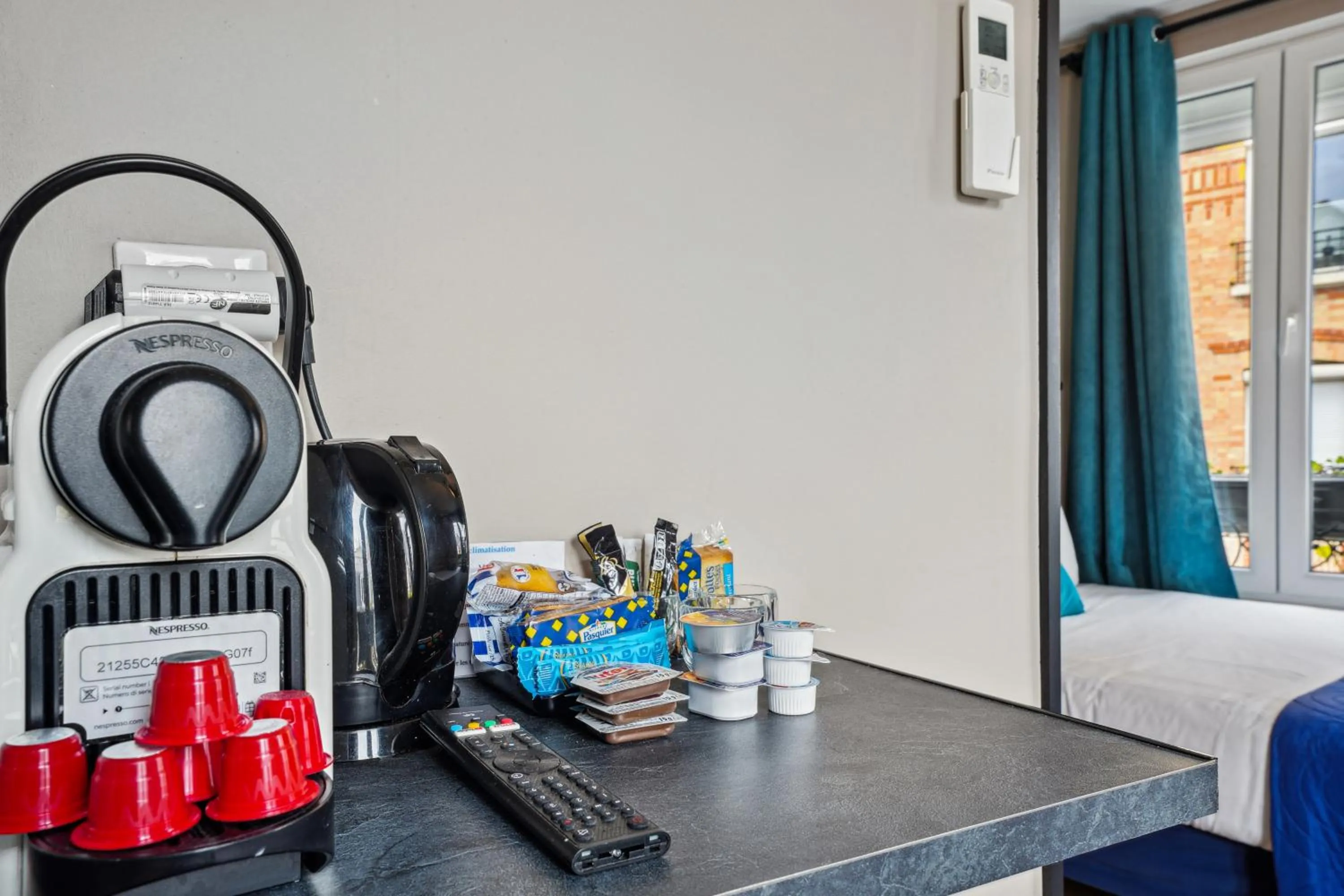 Coffee/tea facilities in Résidence AURMAT - Appart - Hôtel - Boulogne - Paris