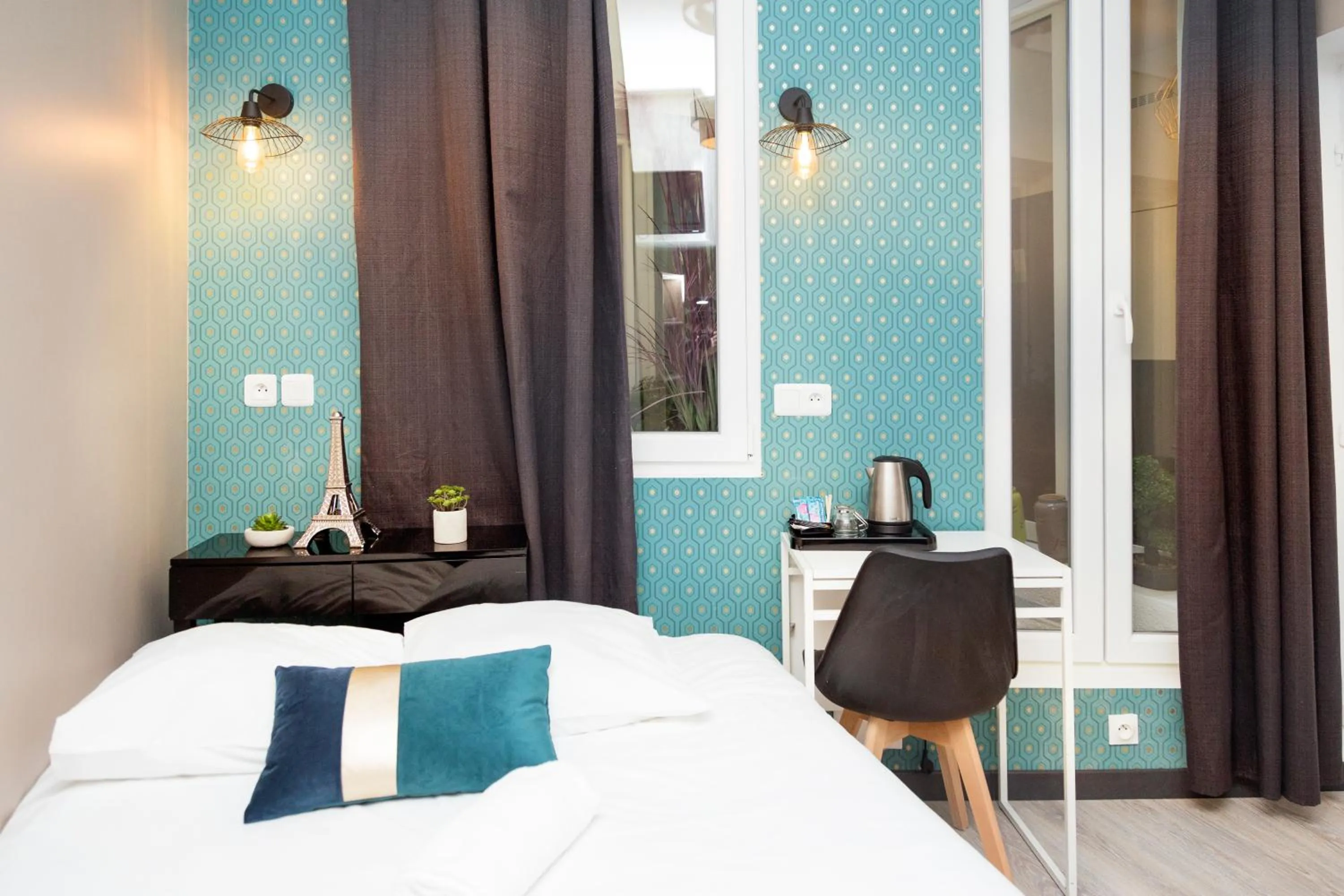 Coffee/tea facilities, Bed in Résidence AURMAT - Appart - Hôtel - Boulogne - Paris