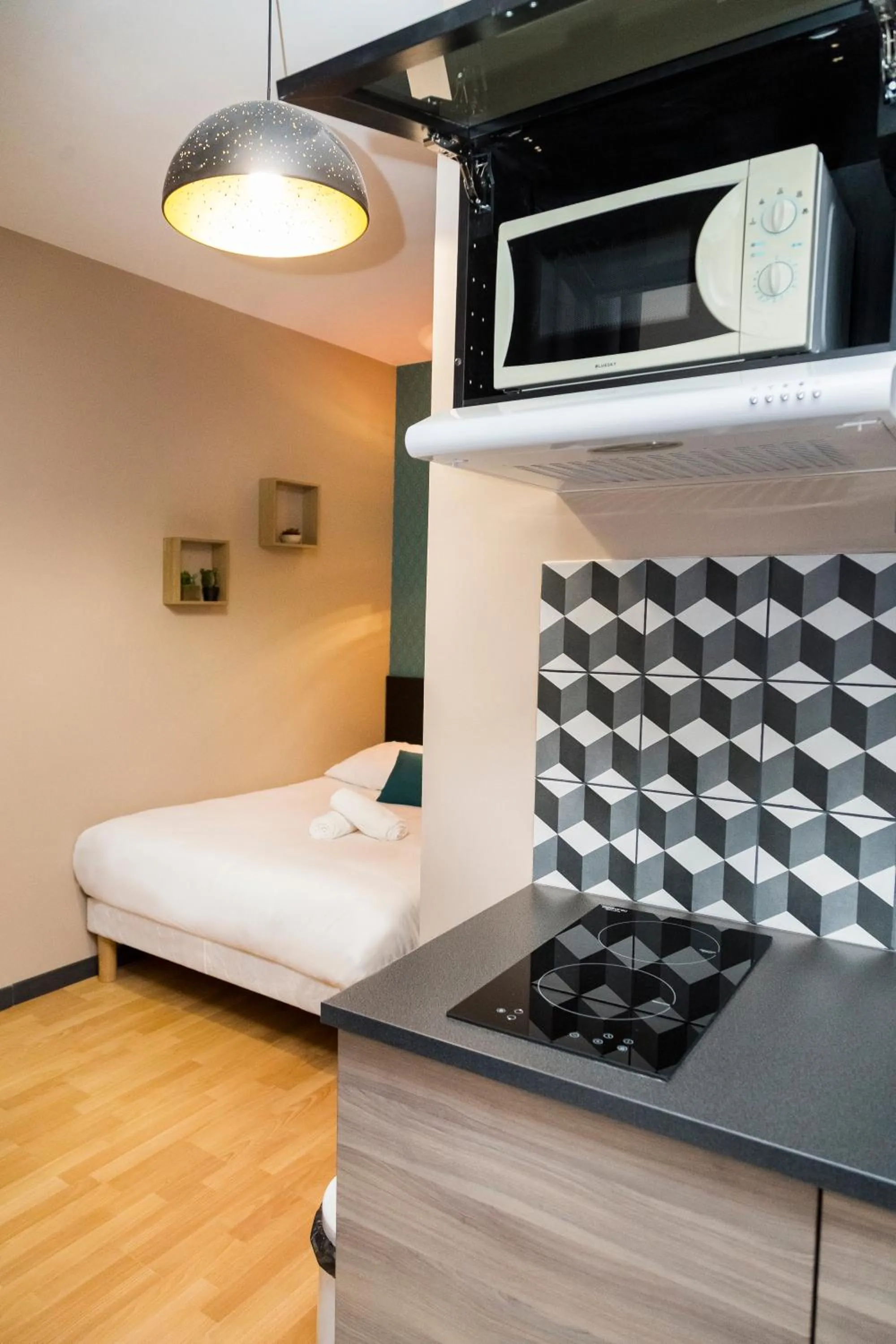 Kitchen or kitchenette, Bed in Résidence AURMAT - Appart - Hôtel - Boulogne - Paris