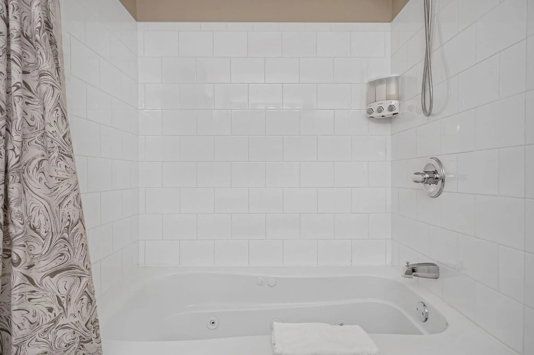 Bathroom in Lux Townhouse, Walk to All, Sleeps 6 Adults